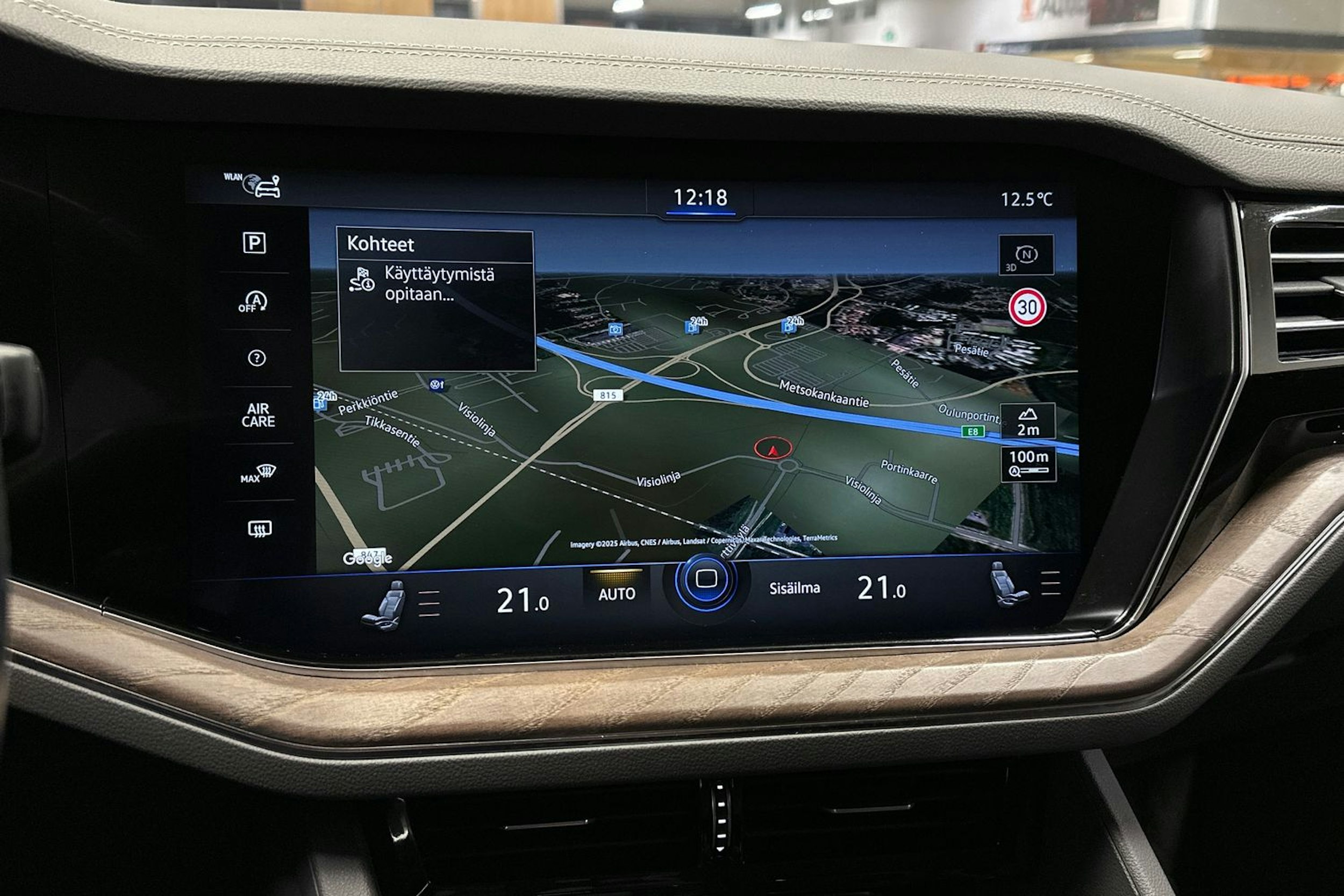 met. punainen Volkswagen Touareg 2019 kuva 22.