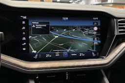 met. punainen Volkswagen Touareg 2019 kuva 22.