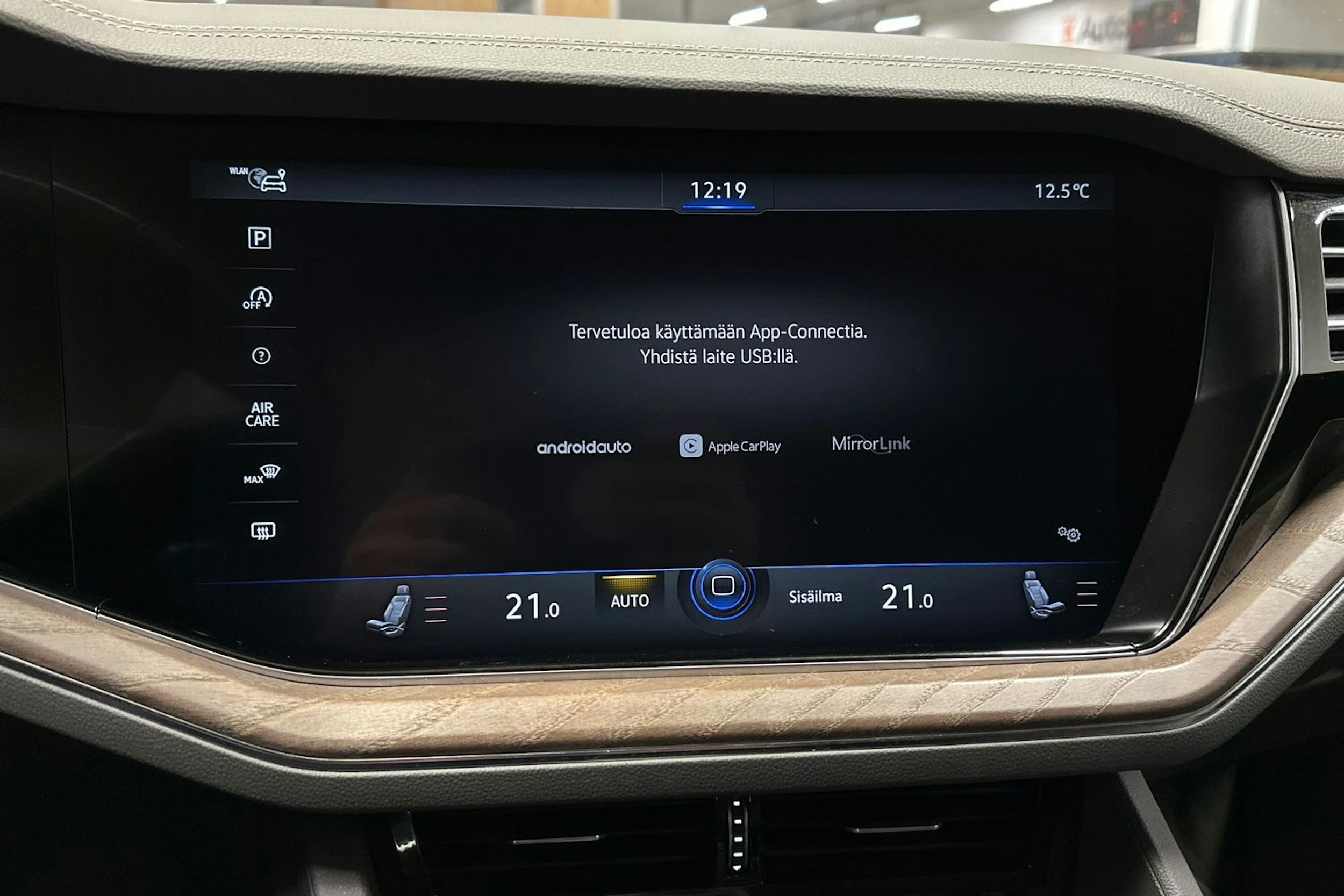 met. punainen Volkswagen Touareg 2019 kuva 23.