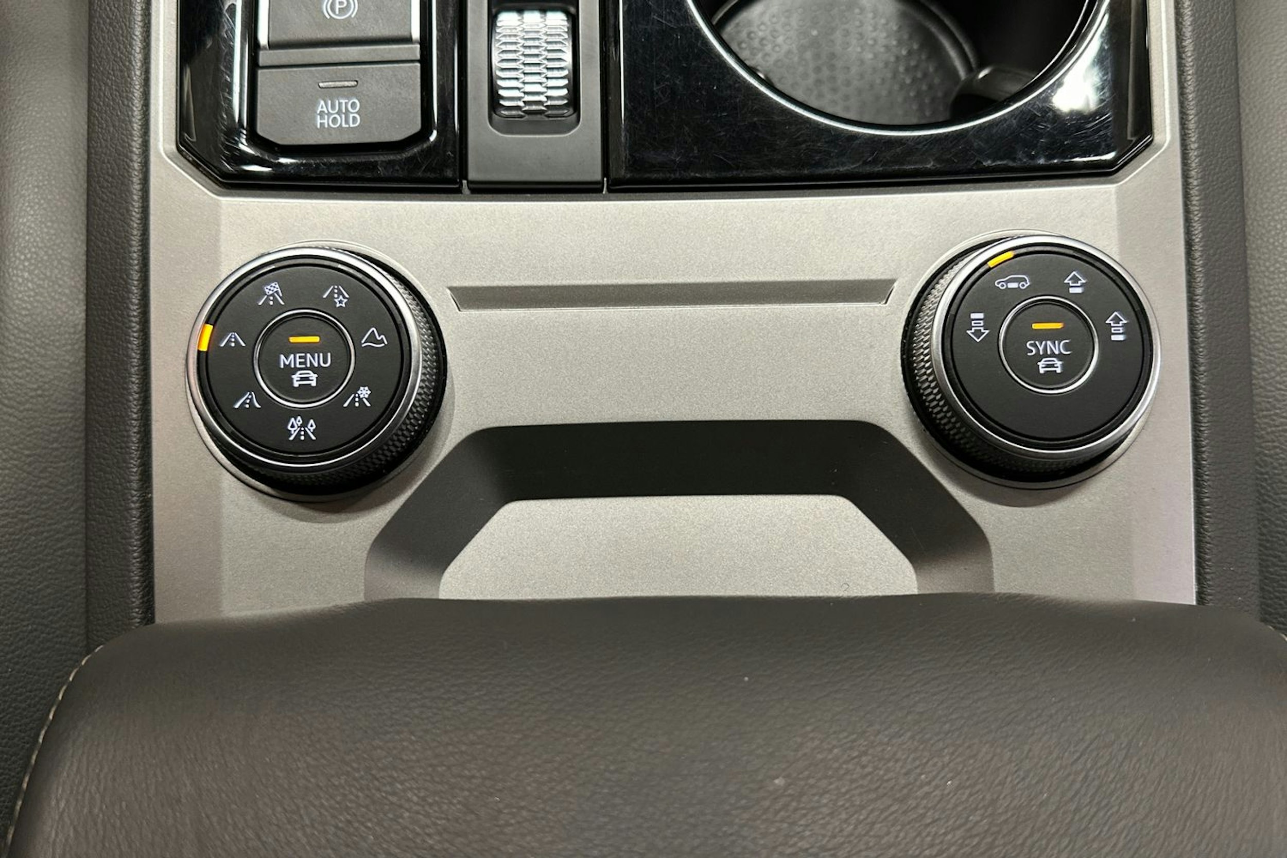 met. punainen Volkswagen Touareg 2019 kuva 25.