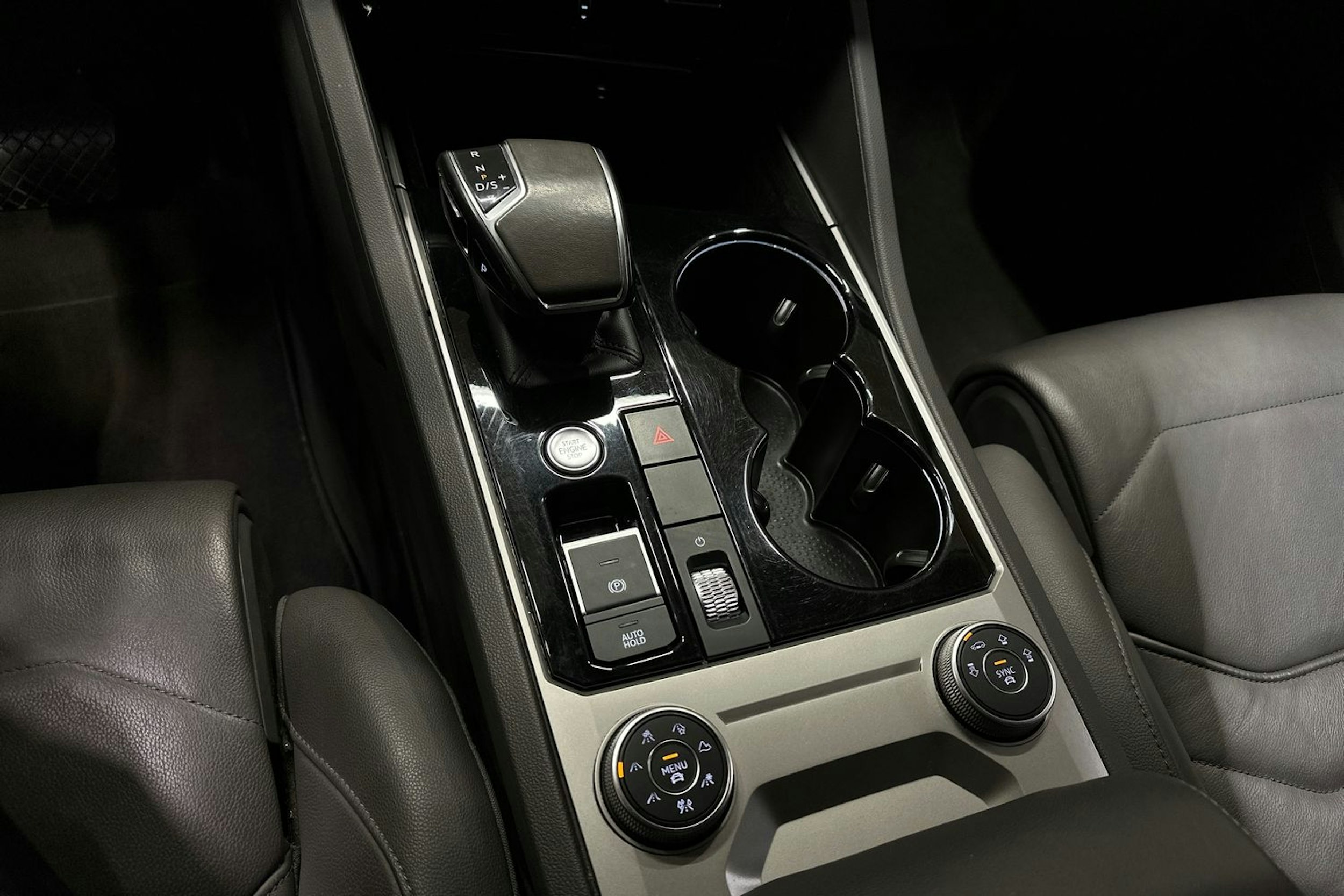 met. punainen Volkswagen Touareg 2019 kuva 26.