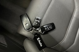 met. punainen Volkswagen Touareg 2019 kuva 27.