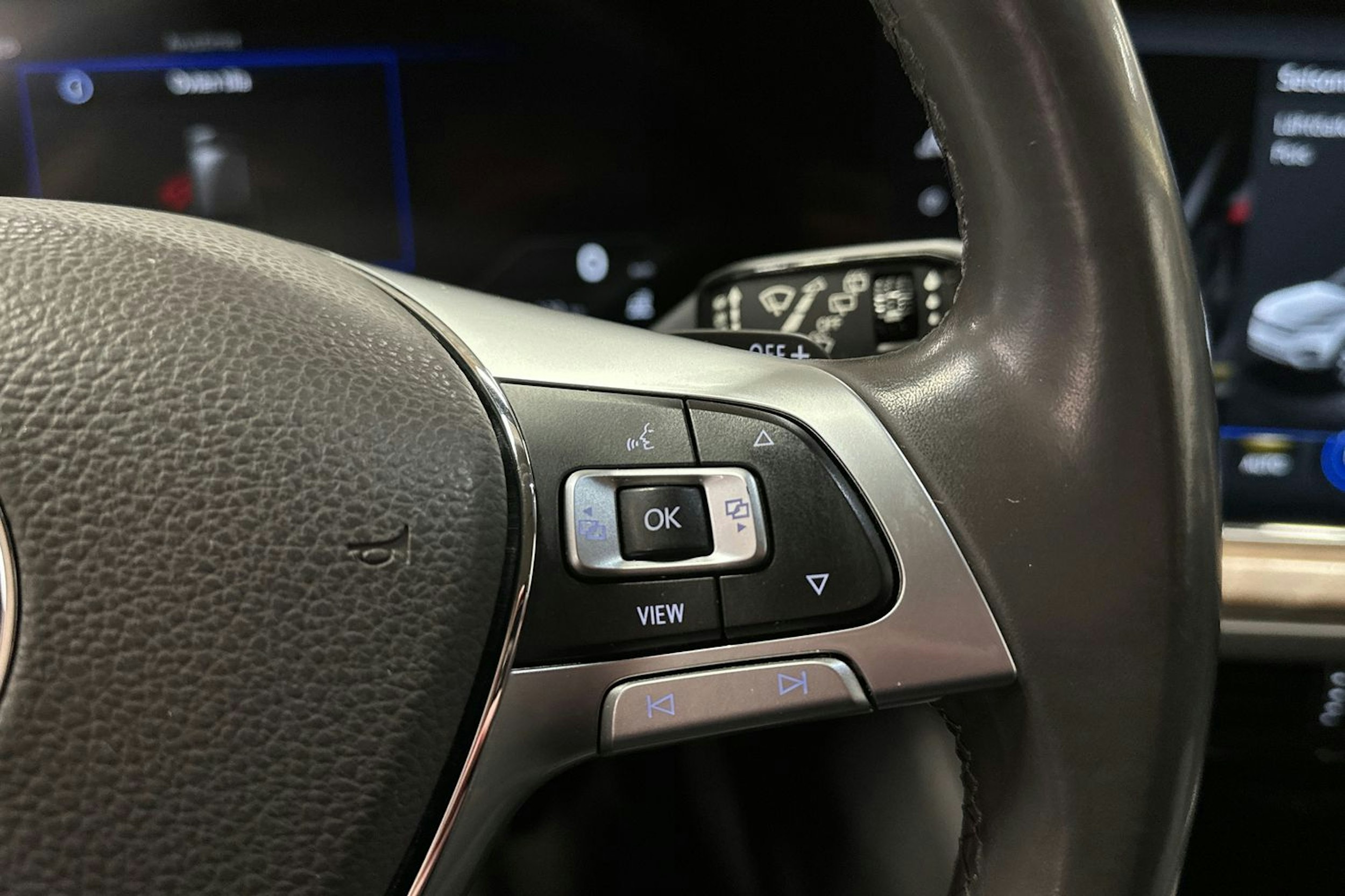 met. punainen Volkswagen Touareg 2019 kuva 30.