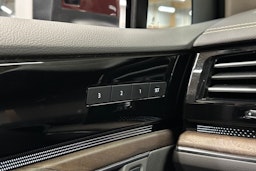 met. punainen Volkswagen Touareg 2019 kuva 32.