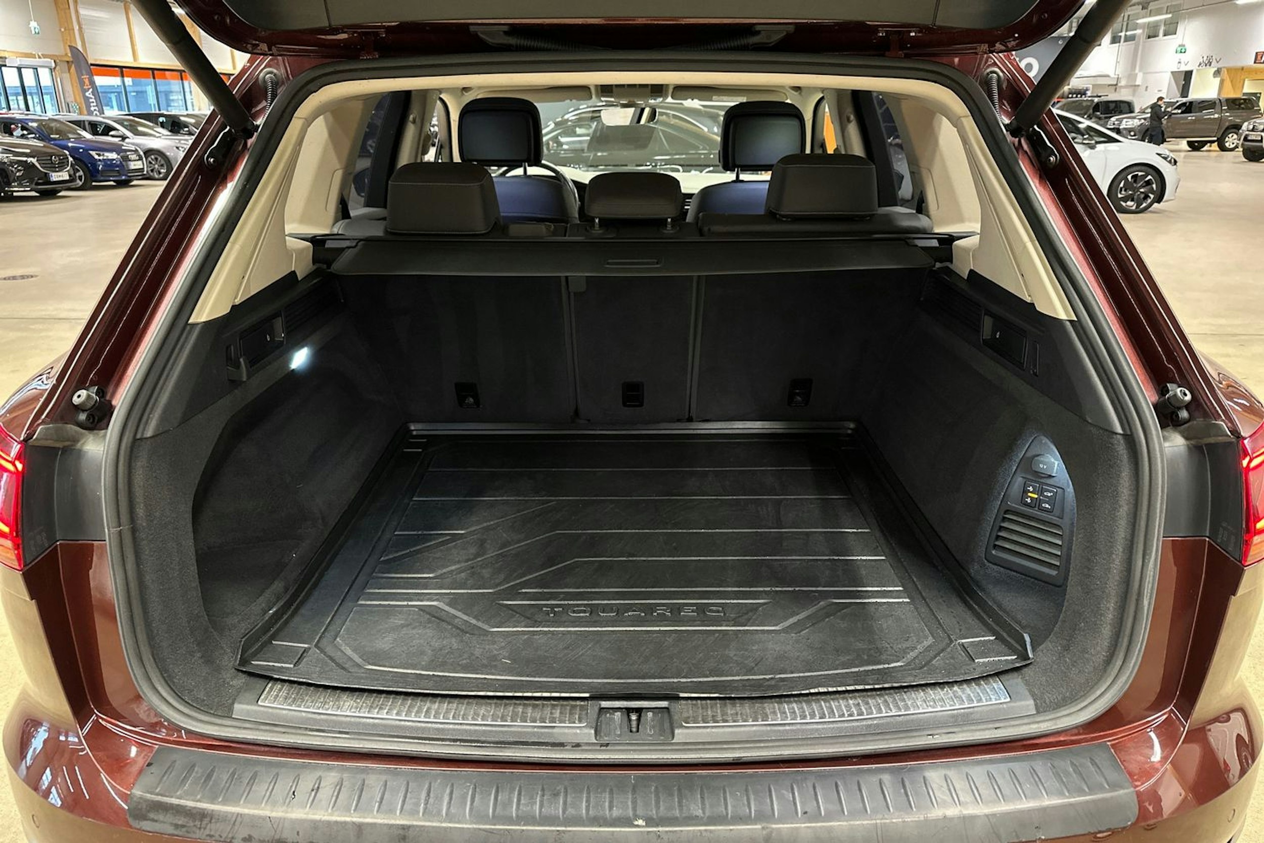 met. punainen Volkswagen Touareg 2019 kuva 35.