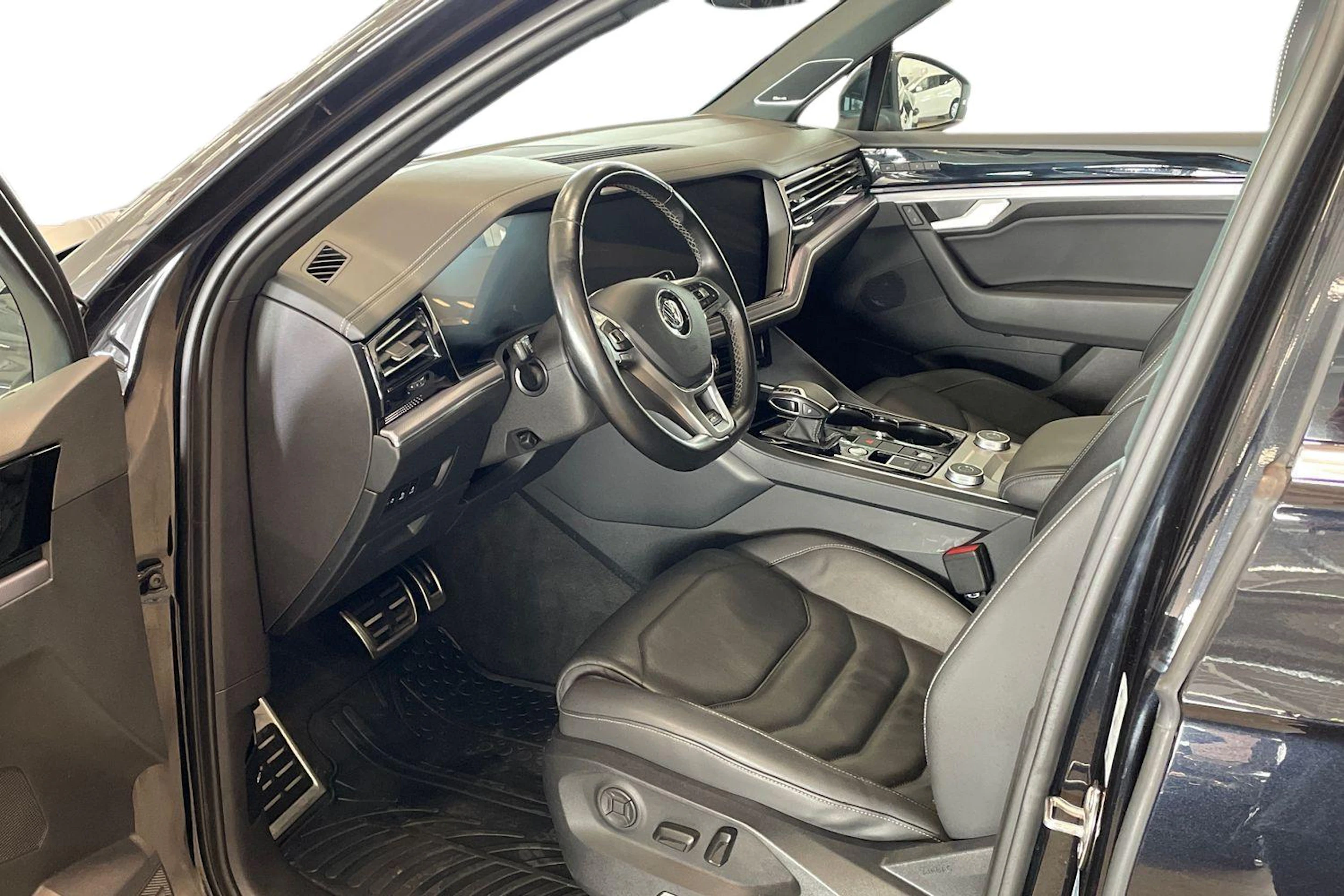 musta Volkswagen Touareg 2019 kuva 6.
