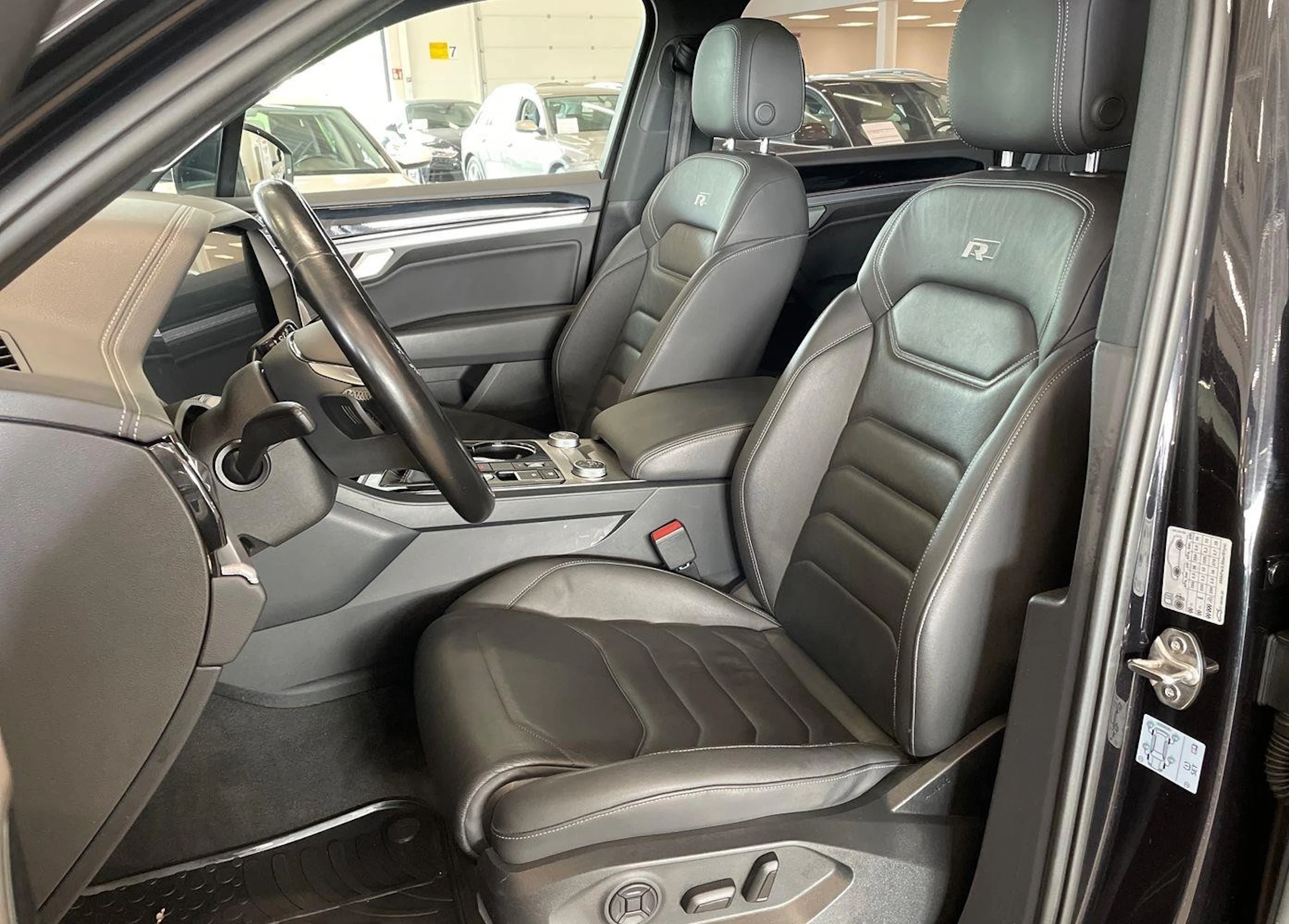 musta Volkswagen Touareg 2019 kuva 11.