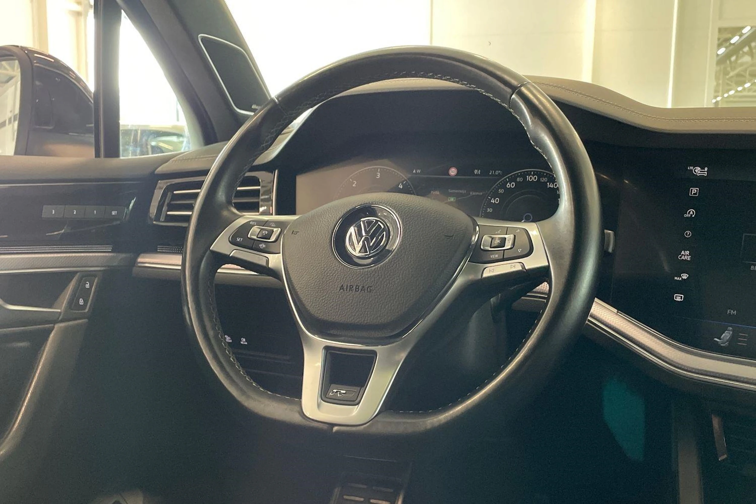 musta Volkswagen Touareg 2019 kuva 14.