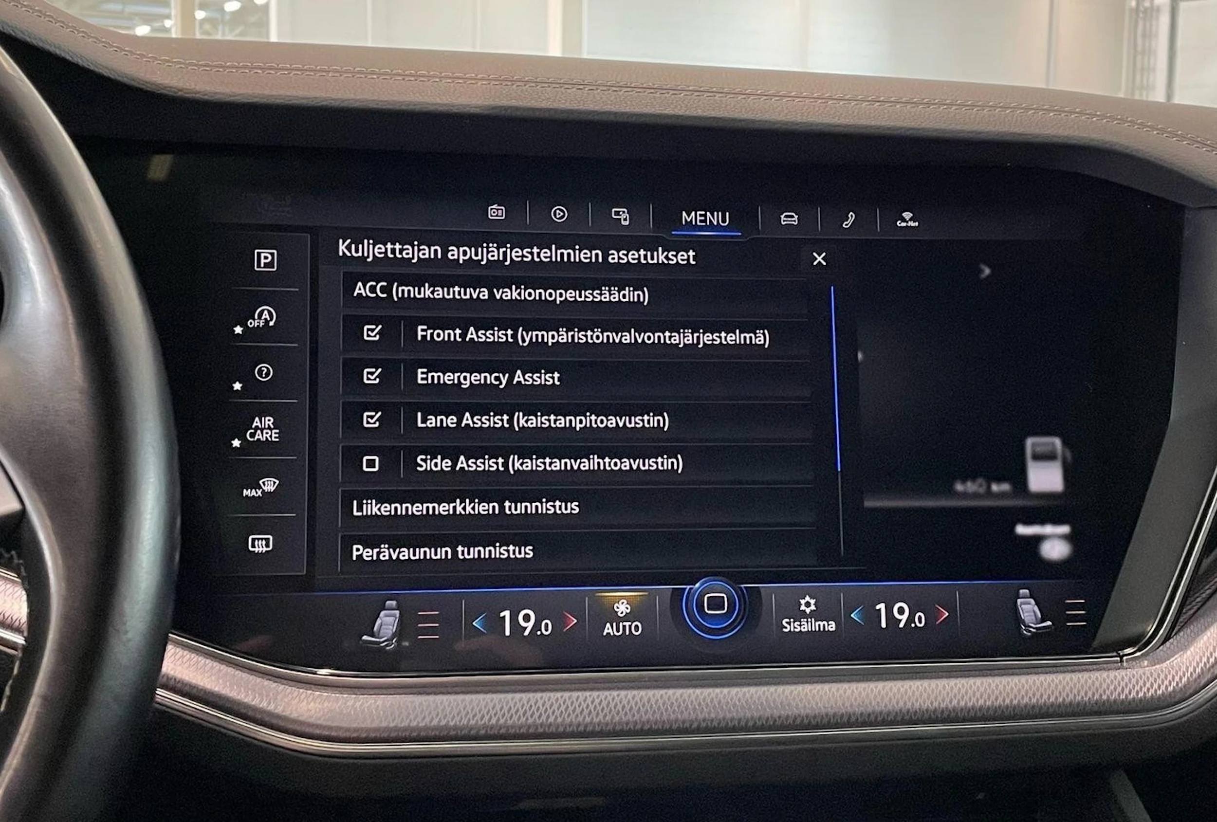 musta Volkswagen Touareg 2019 kuva 21.