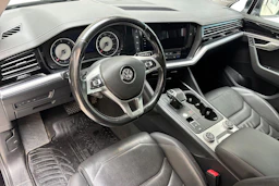 musta Volkswagen Touareg 2020 kuva 6.