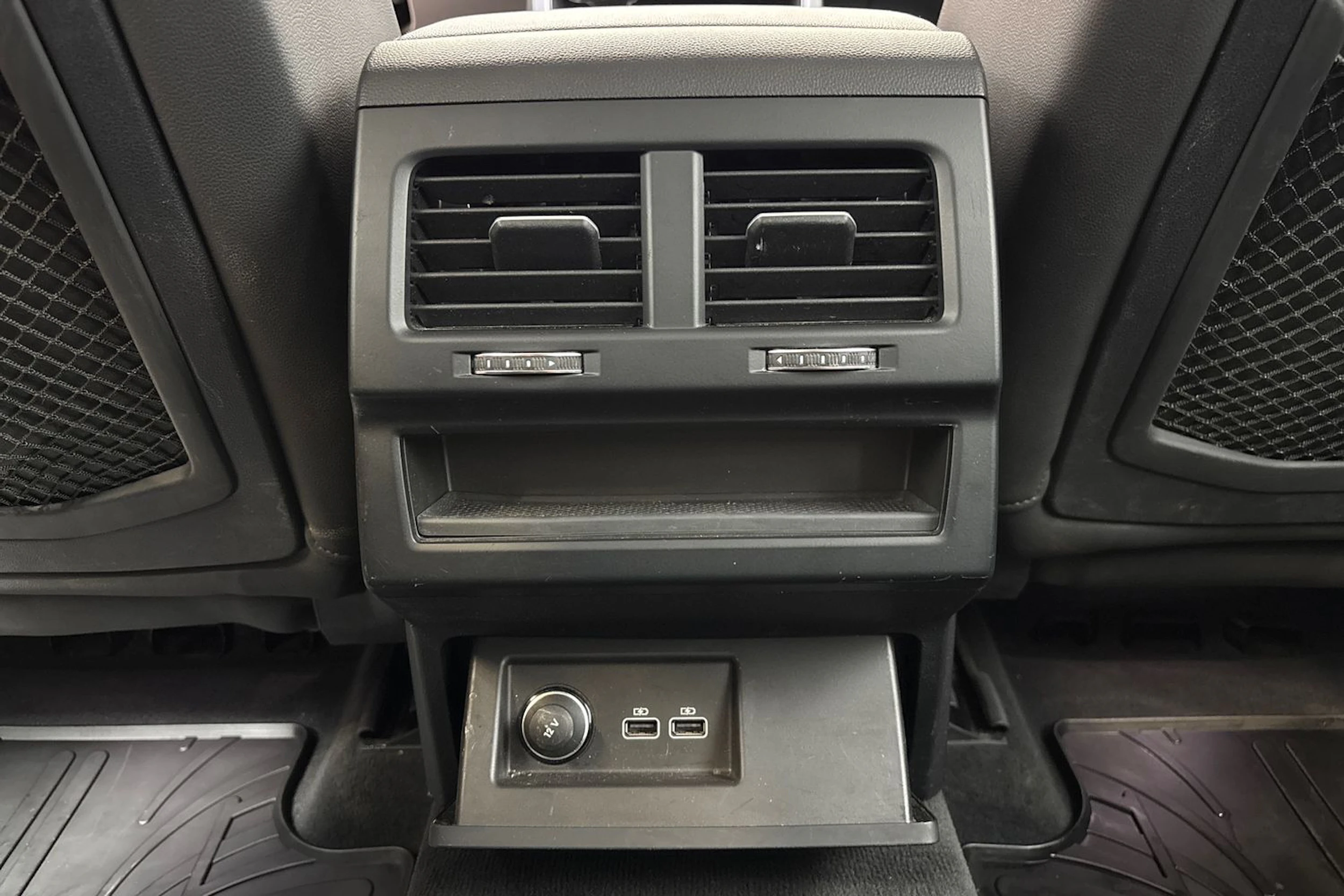 musta Volkswagen Touareg 2020 kuva 16.