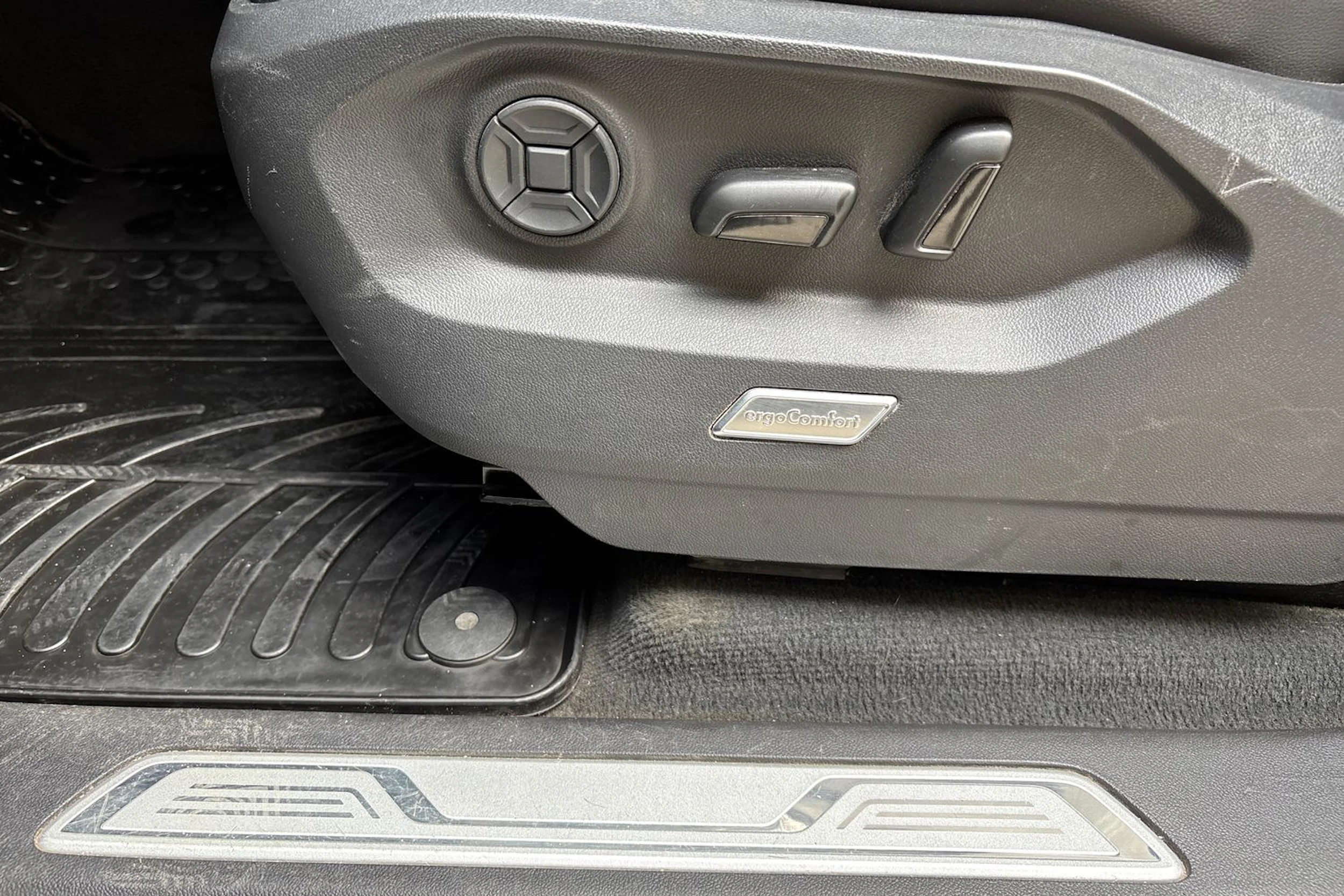 musta Volkswagen Touareg 2020 kuva 17.