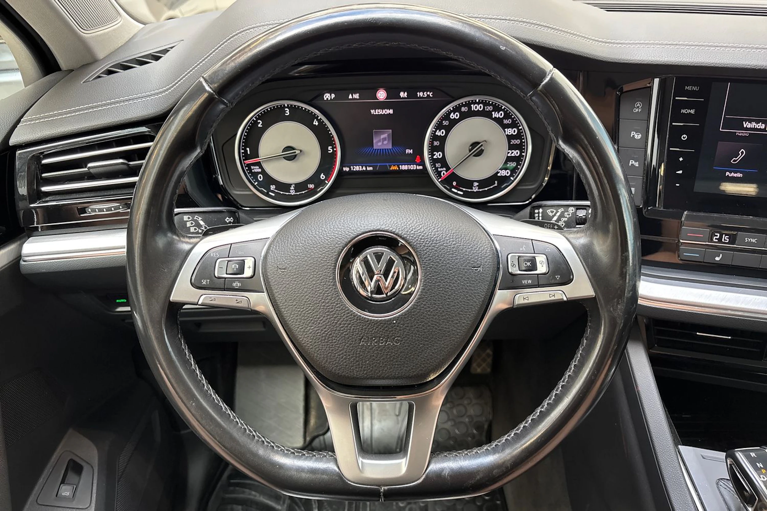 musta Volkswagen Touareg 2020 kuva 20.