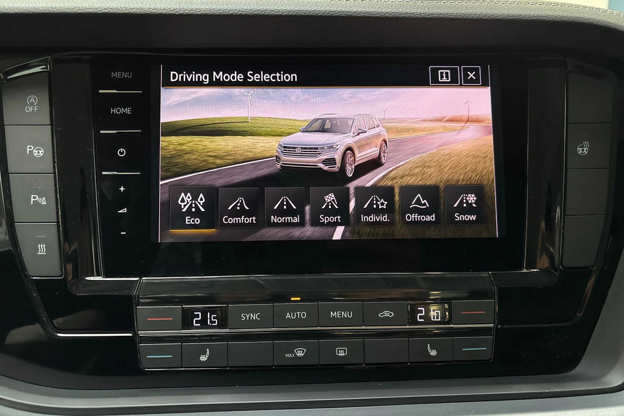 musta Volkswagen Touareg 2020 kuva 22.