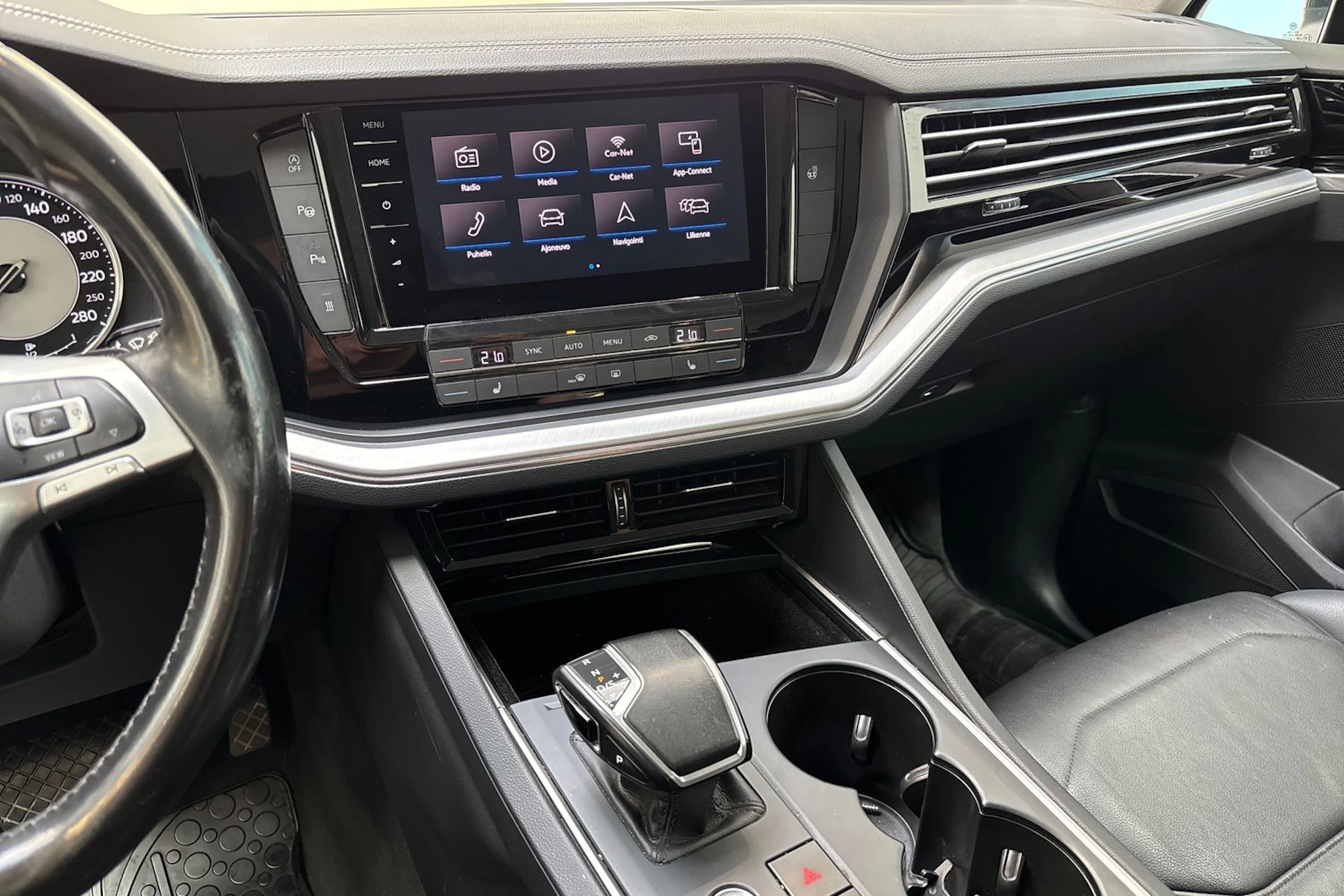 musta Volkswagen Touareg 2020 kuva 25.