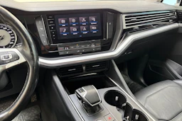 musta Volkswagen Touareg 2020 kuva 25.