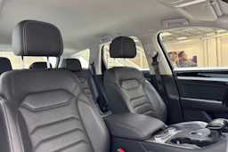 musta Volkswagen Touareg 2020 kuva 27.