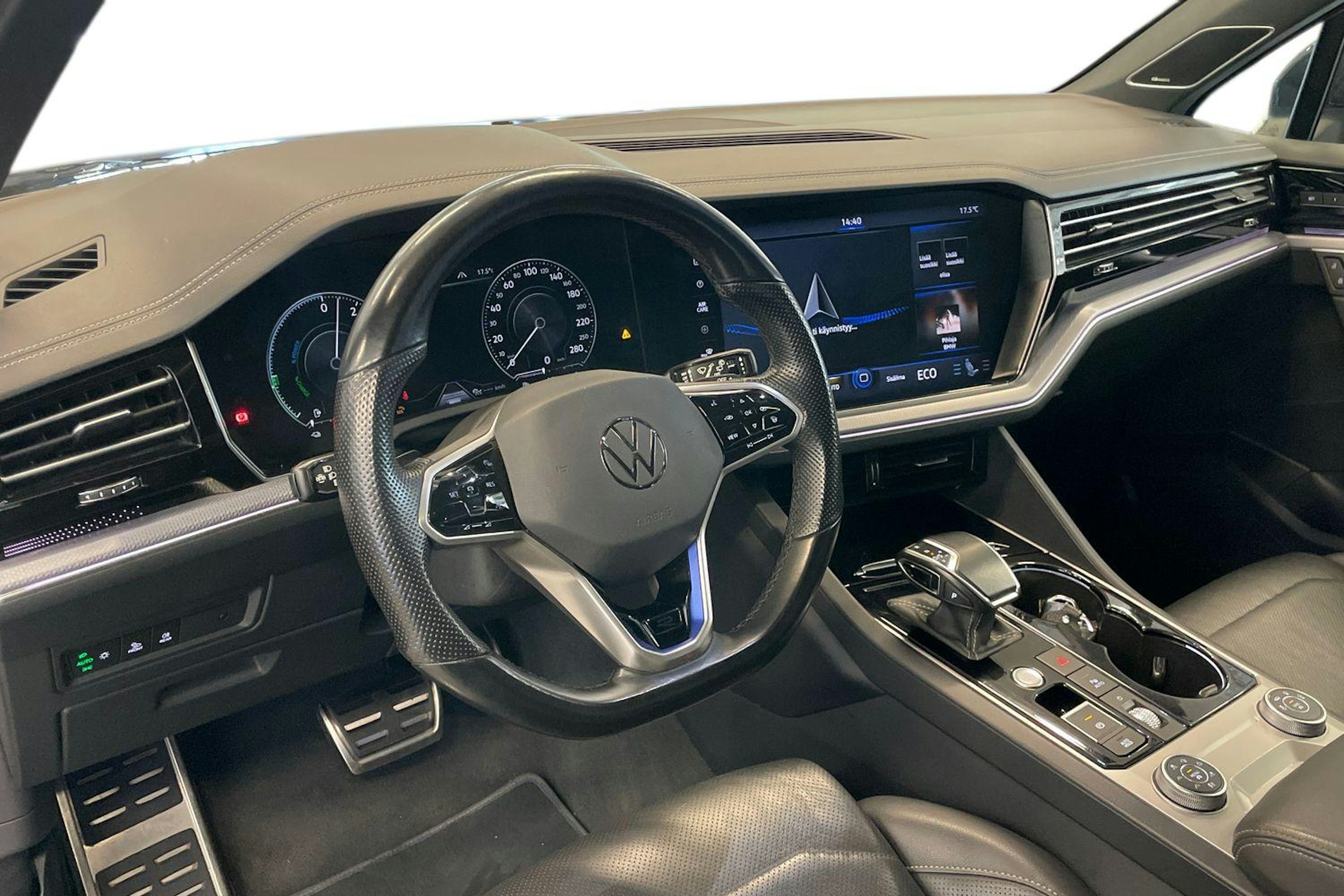 musta Volkswagen Touareg 2021 kuva 7.