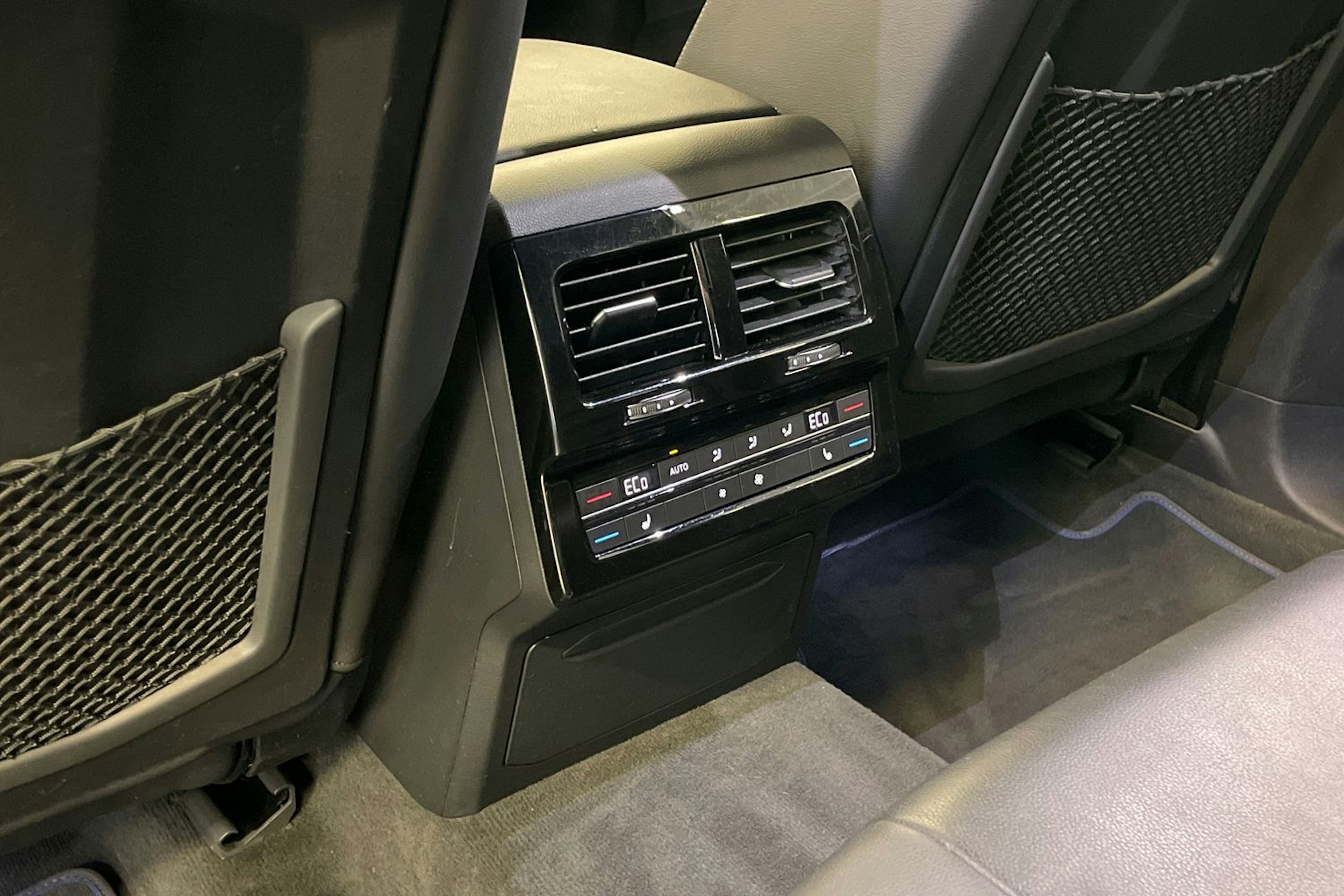 musta Volkswagen Touareg 2021 kuva 19.