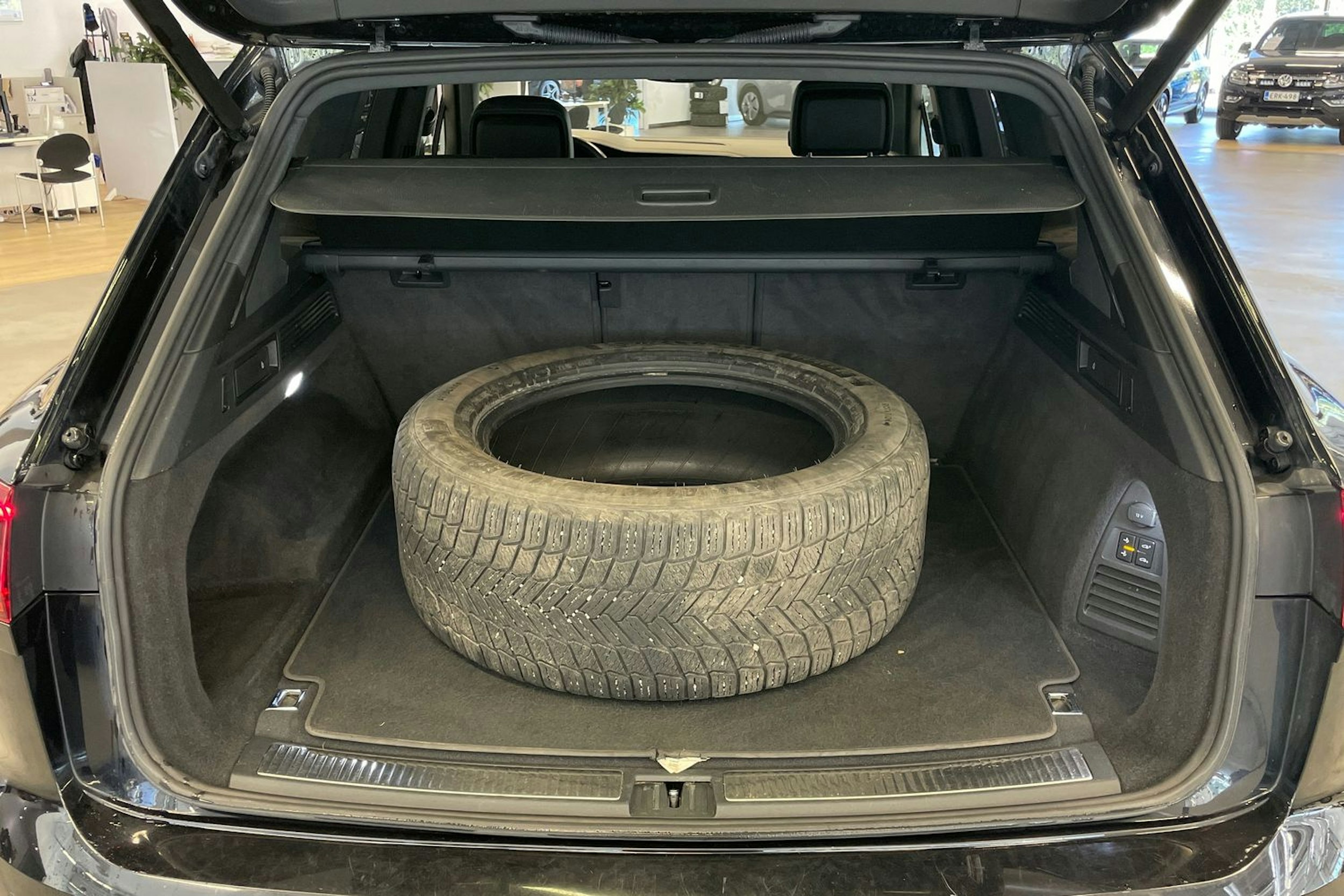 musta Volkswagen Touareg 2021 kuva 20.