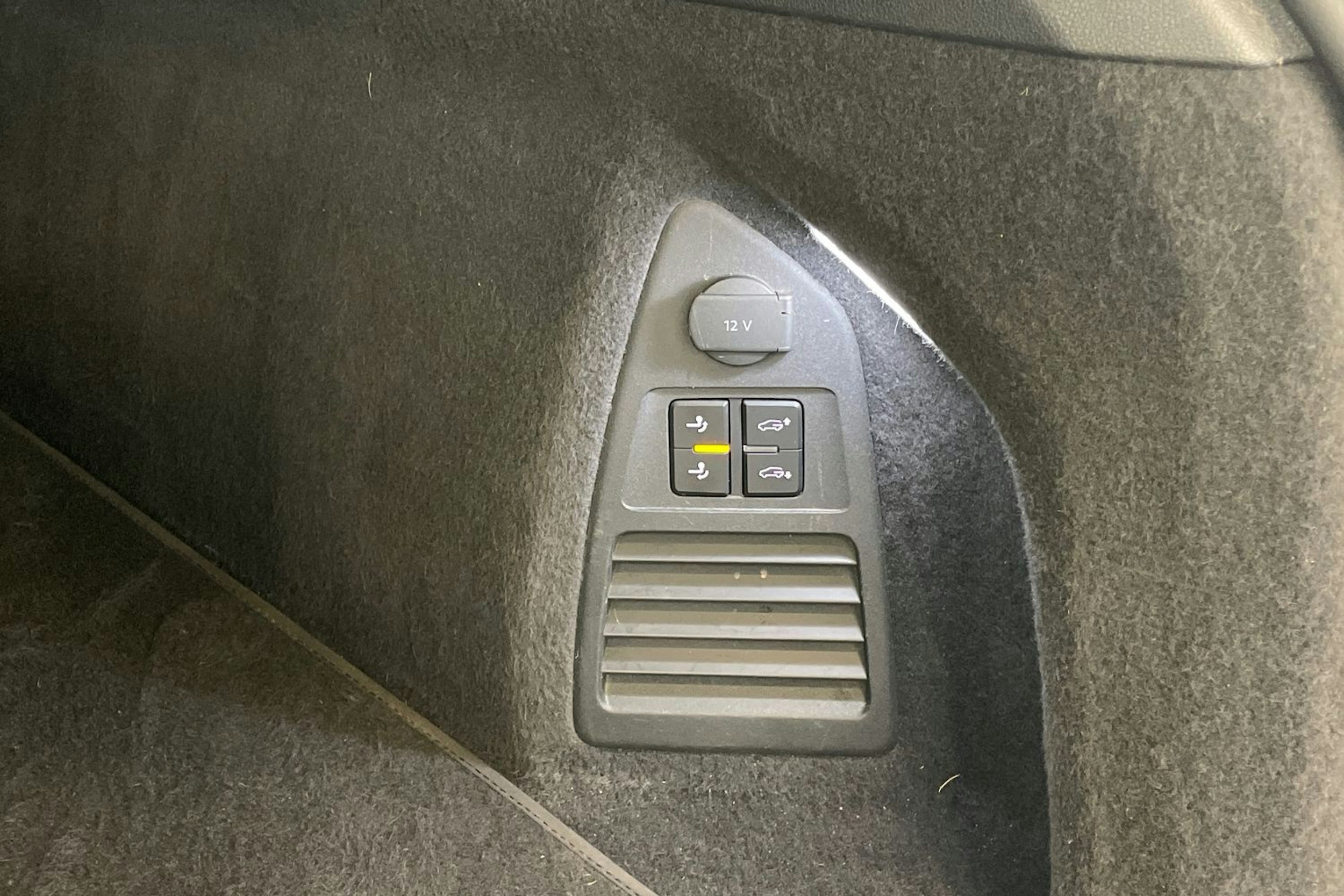 musta Volkswagen Touareg 2021 kuva 22.