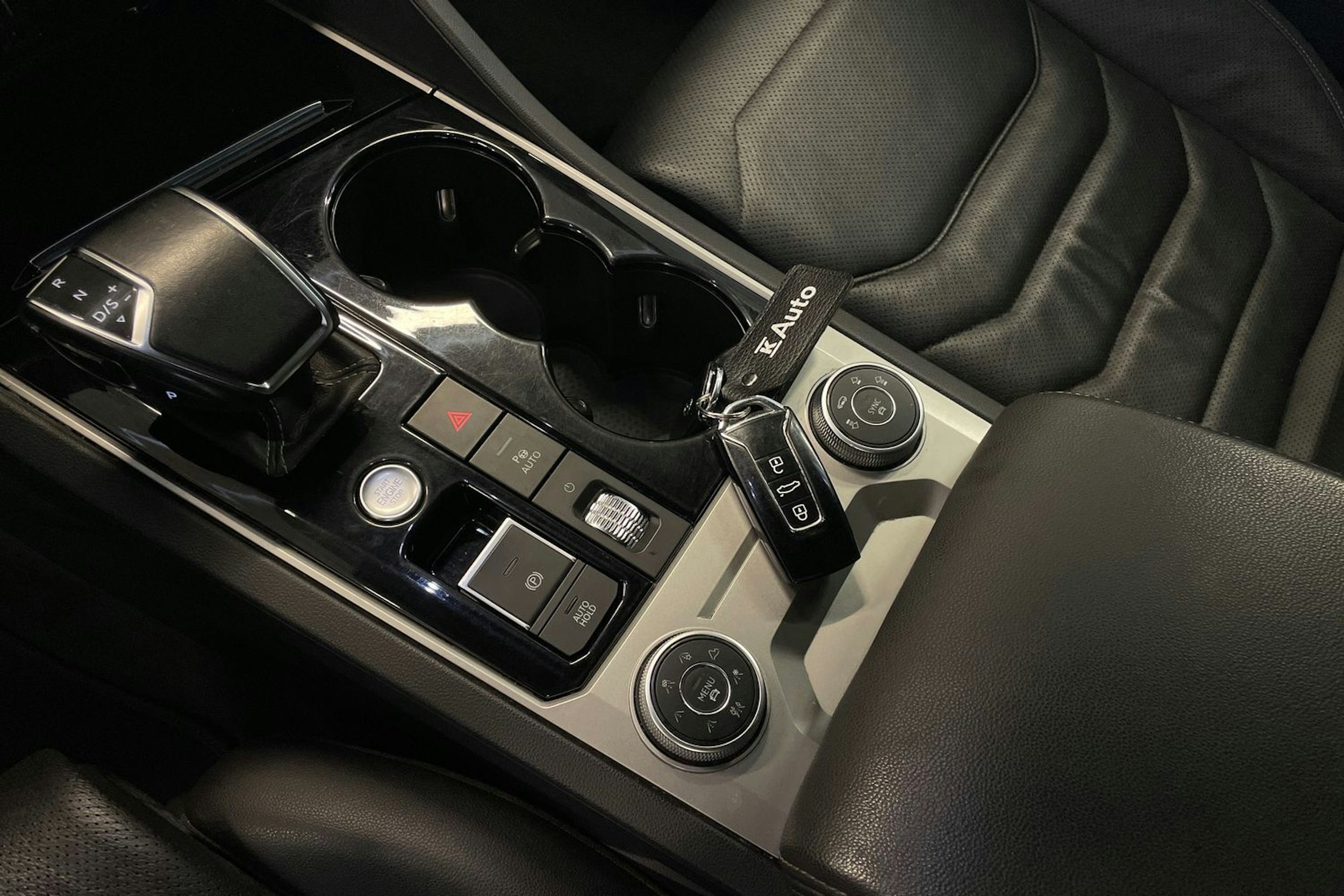 musta Volkswagen Touareg 2021 kuva 26.