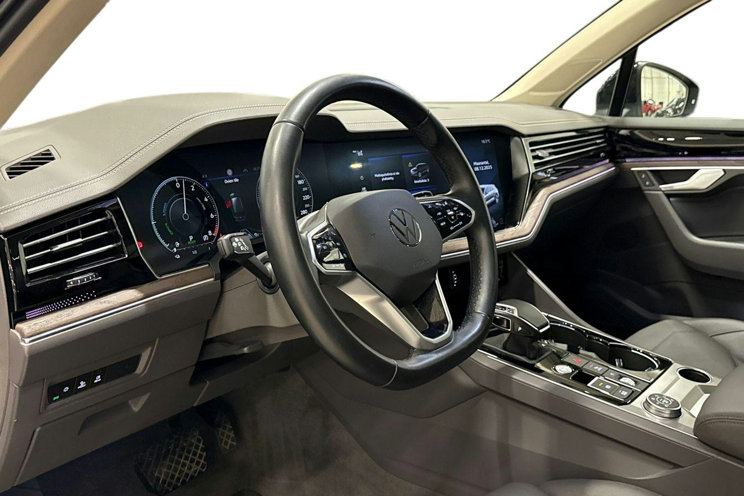 musta Volkswagen Touareg 2021 kuva 7.