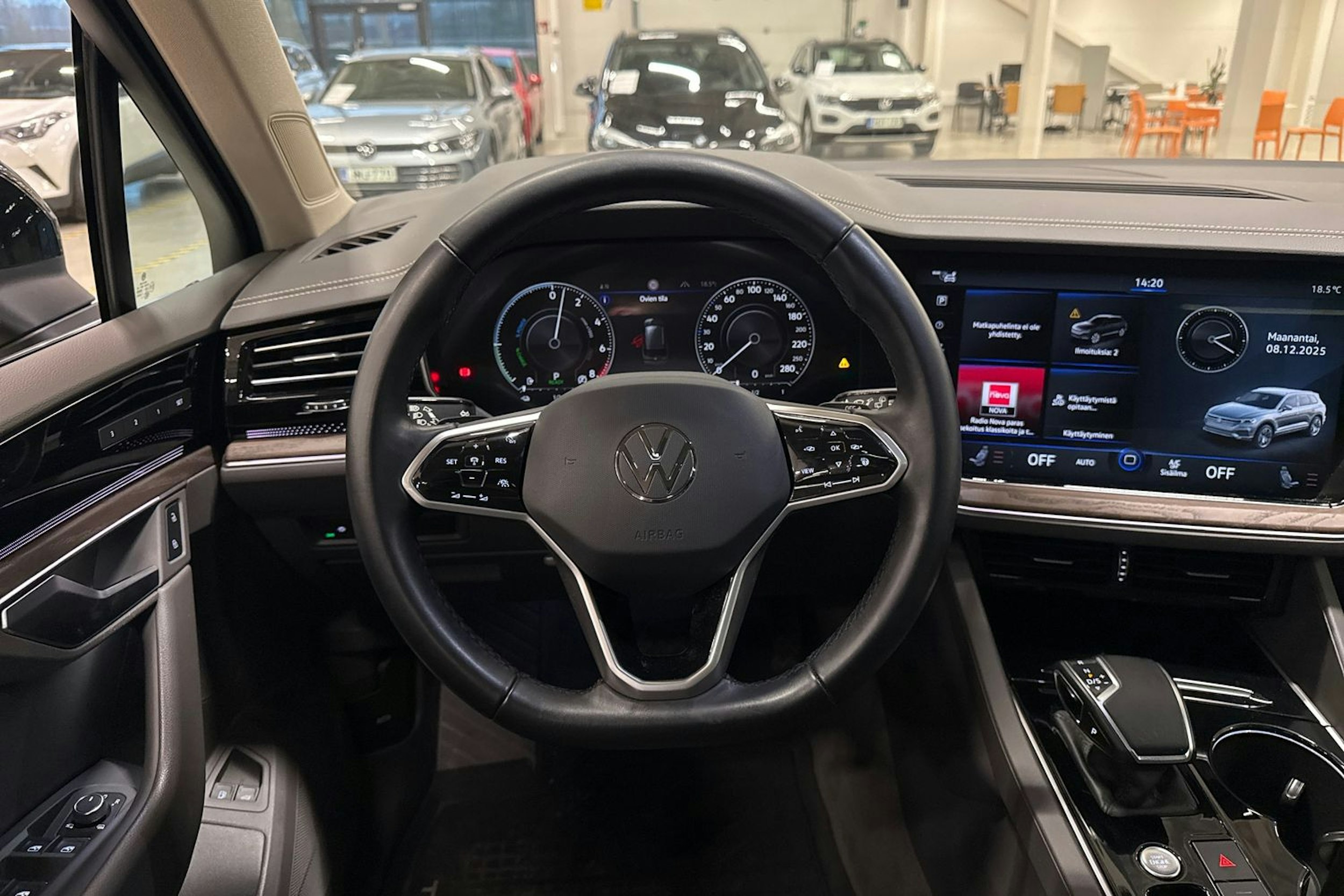 musta Volkswagen Touareg 2021 kuva 14.