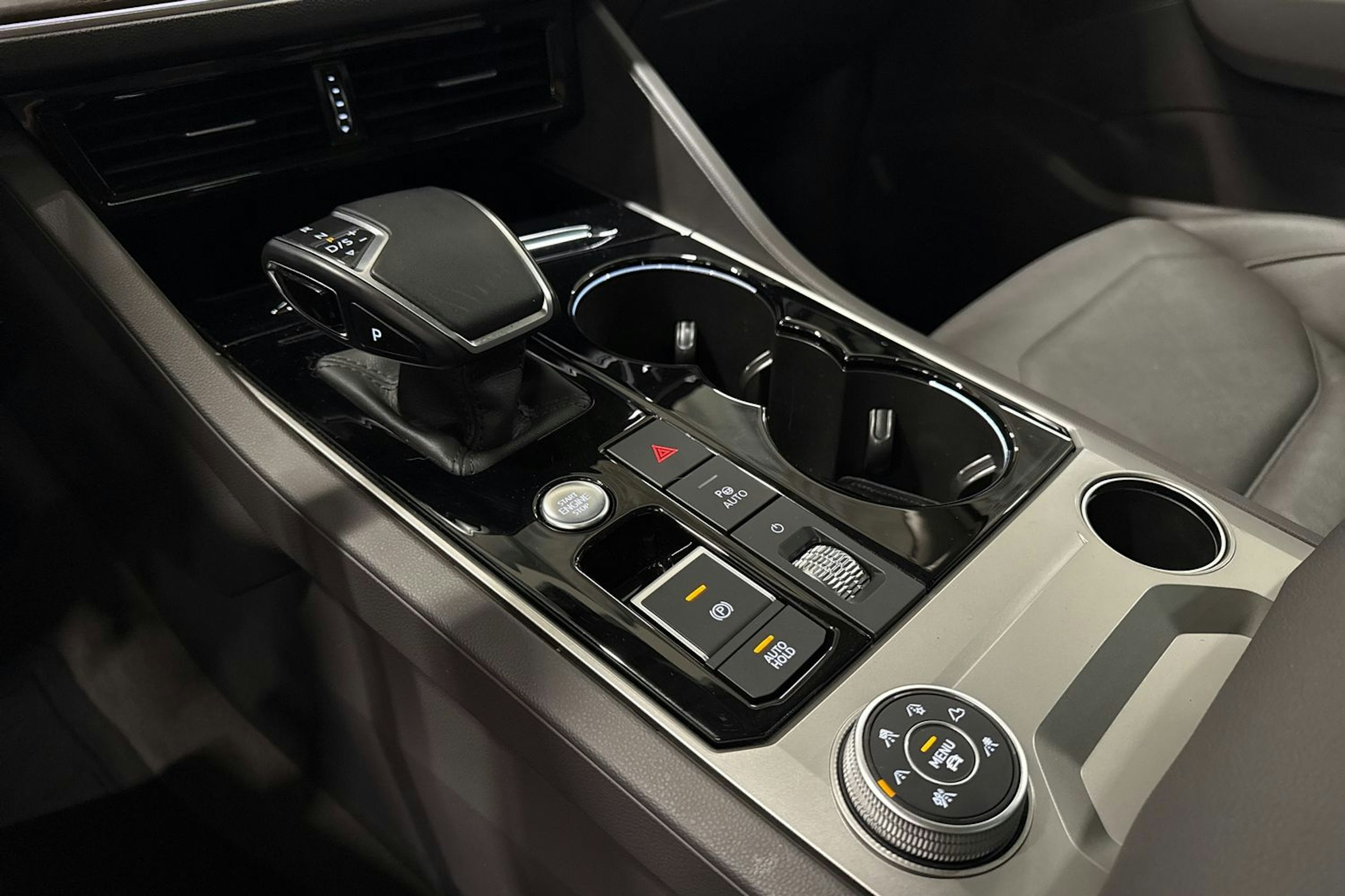 musta Volkswagen Touareg 2021 kuva 20.