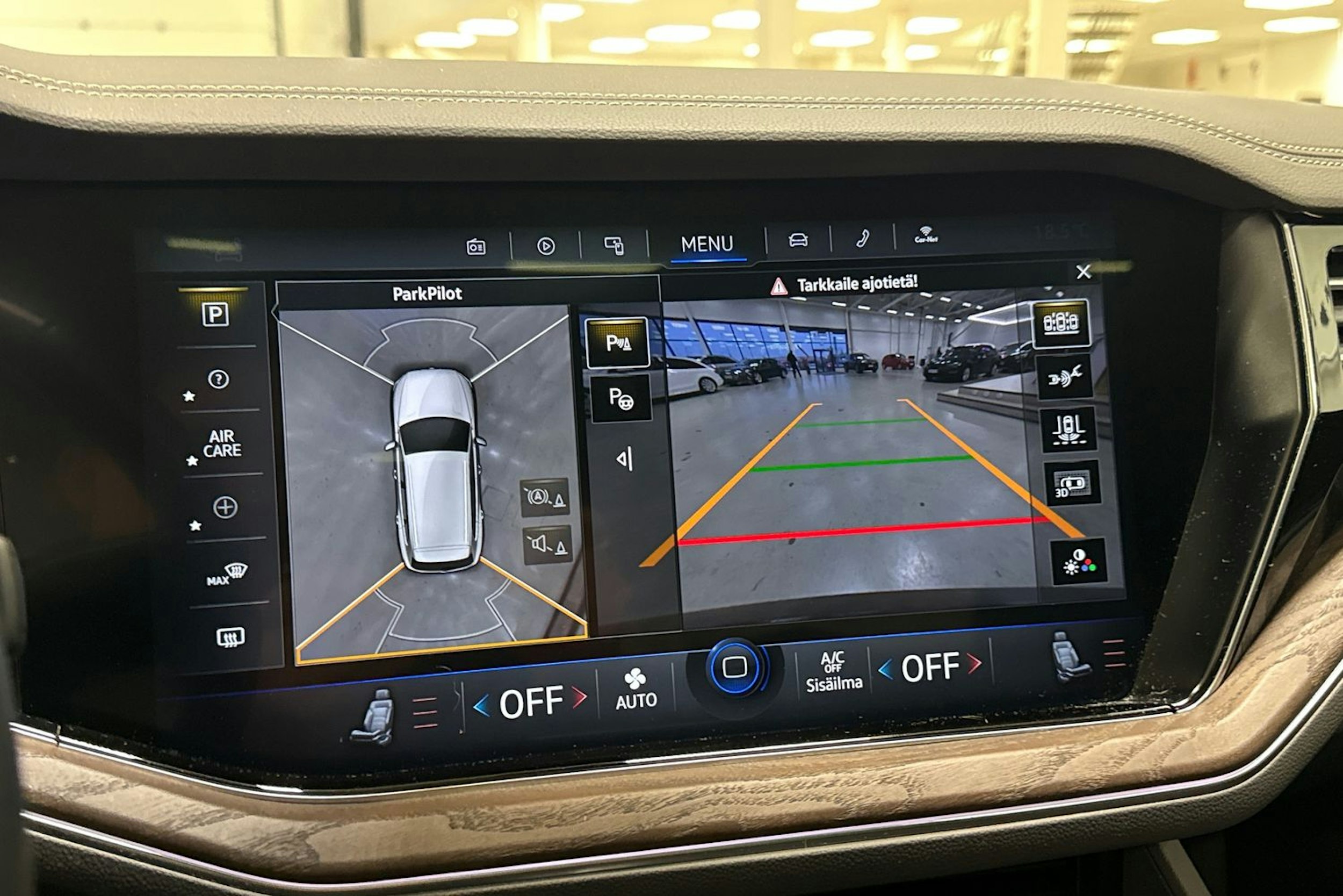 musta Volkswagen Touareg 2021 kuva 22.