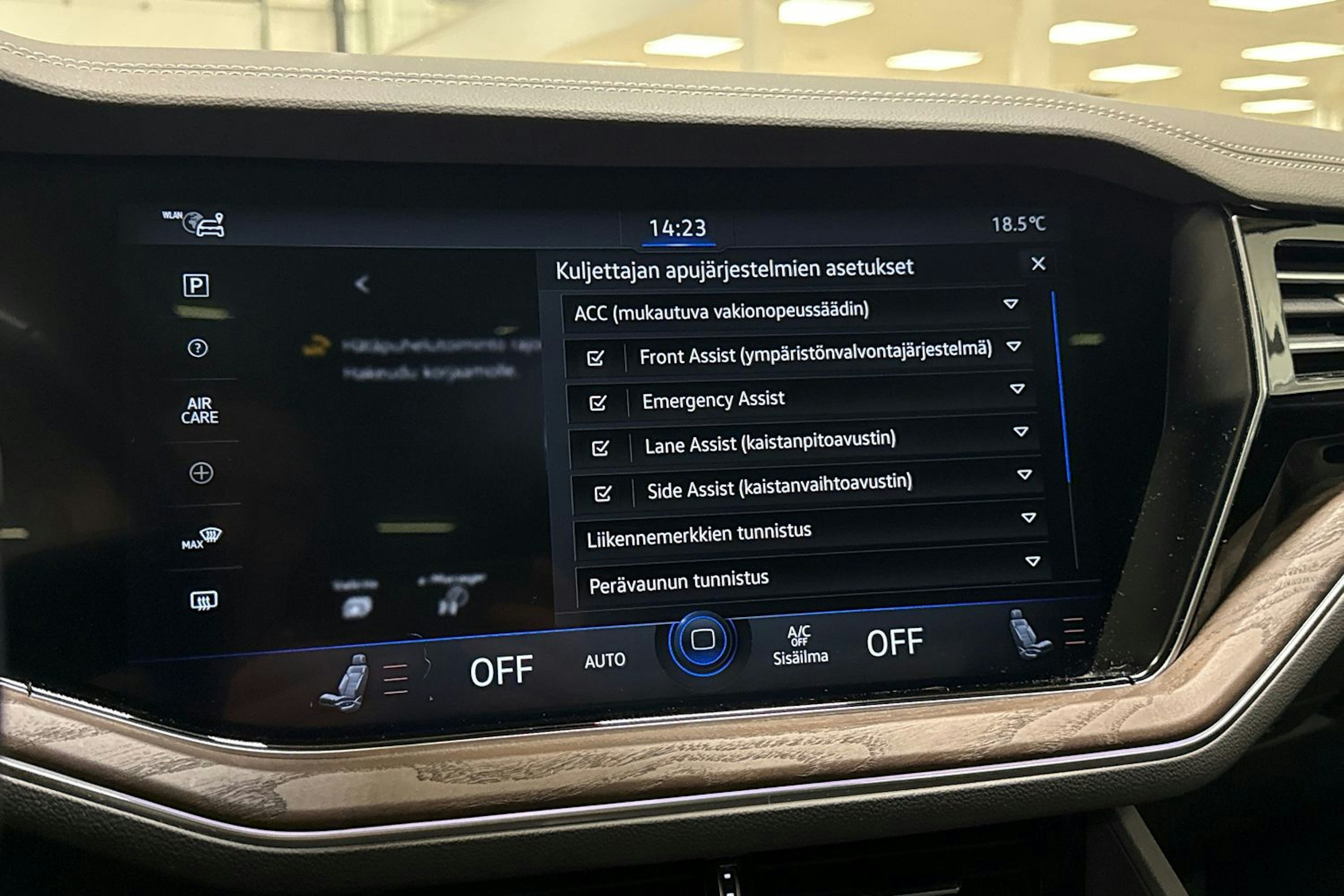 musta Volkswagen Touareg 2021 kuva 23.