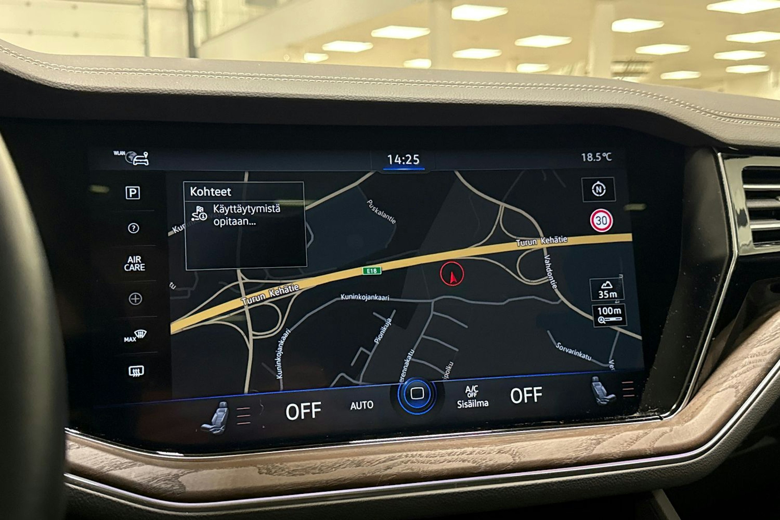 musta Volkswagen Touareg 2021 kuva 25.