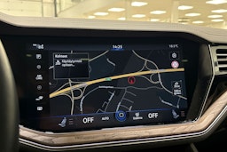 musta Volkswagen Touareg 2021 kuva 25.