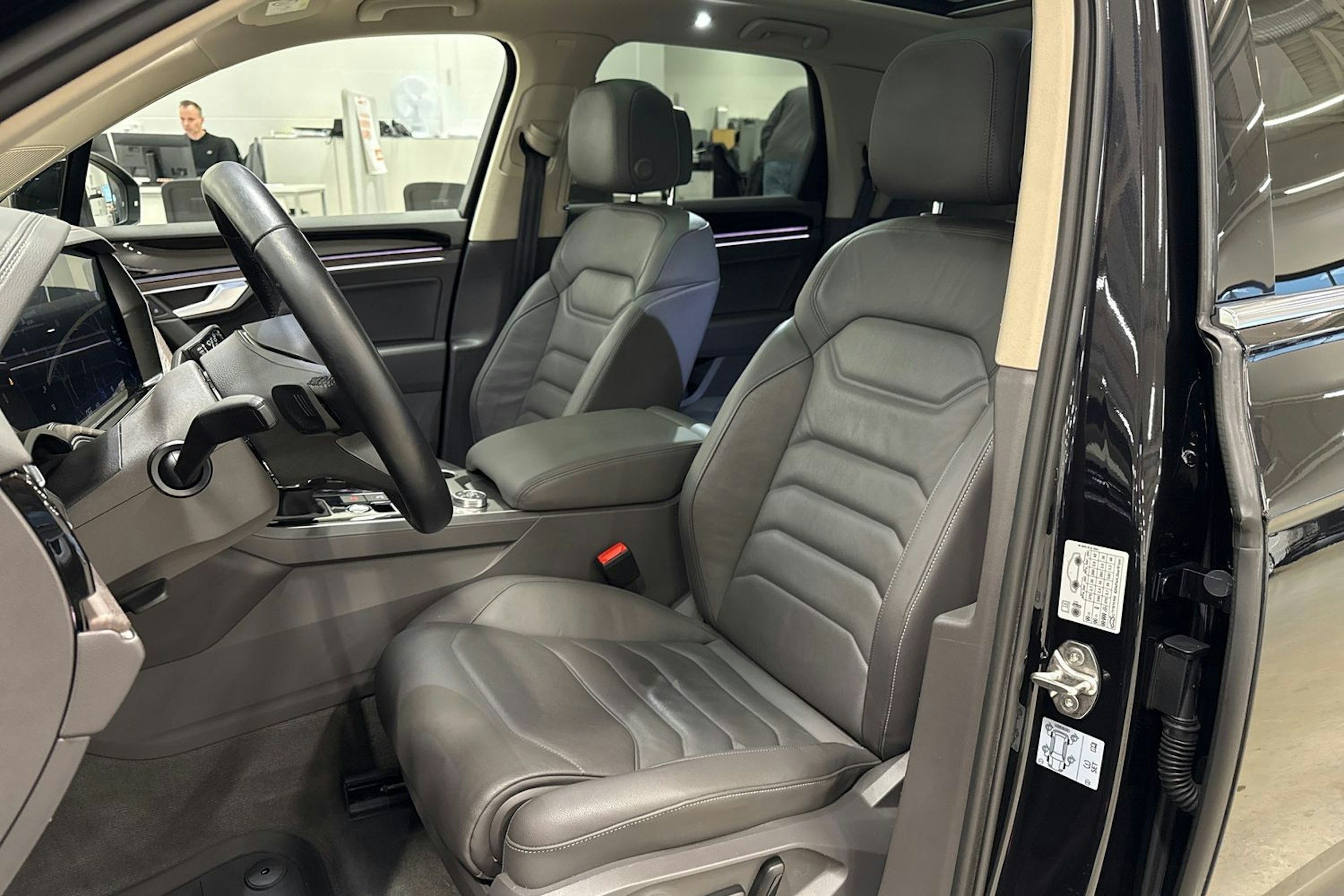 musta Volkswagen Touareg 2021 kuva 26.