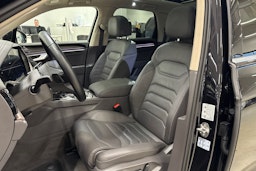 musta Volkswagen Touareg 2021 kuva 26.