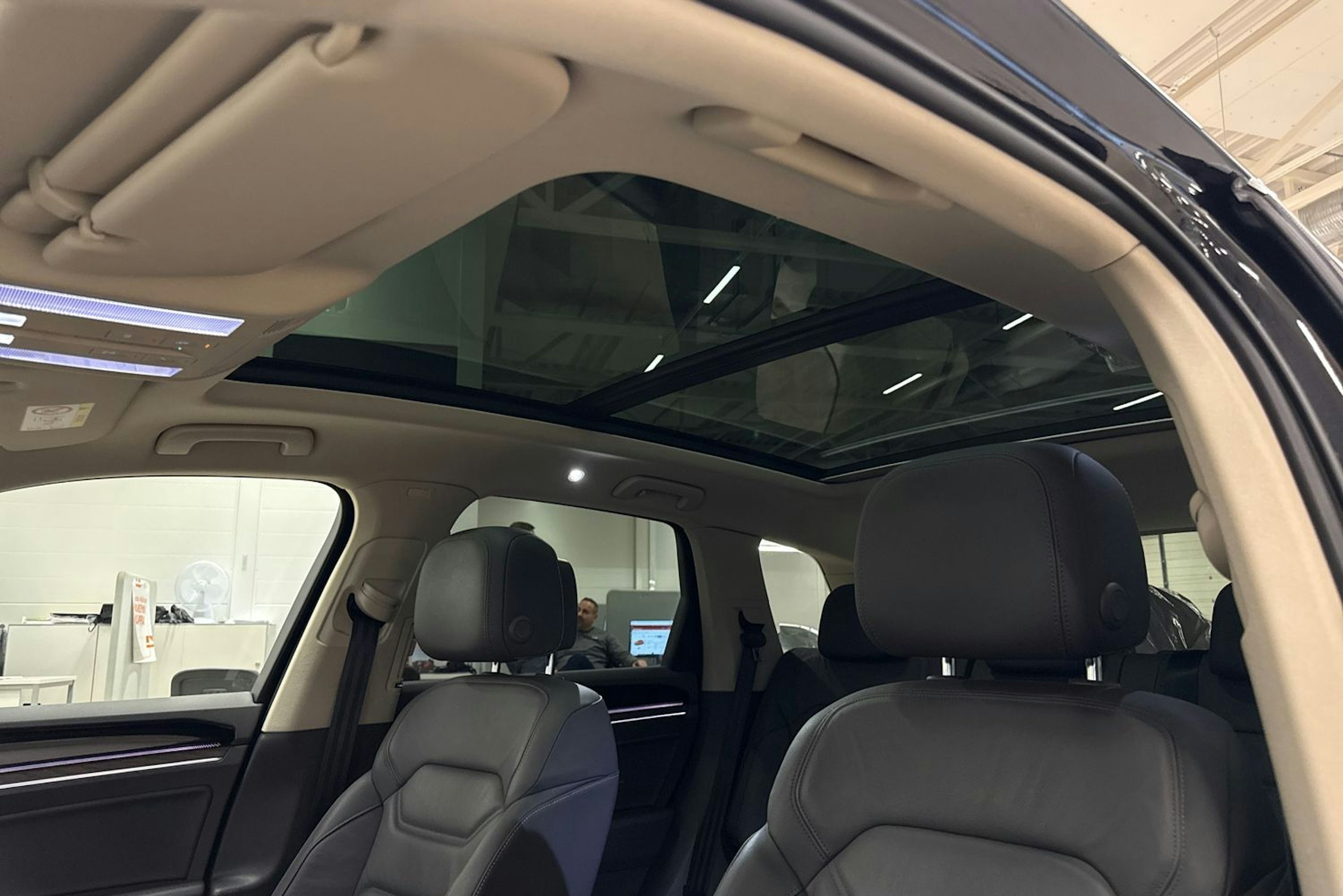 musta Volkswagen Touareg 2021 kuva 27.