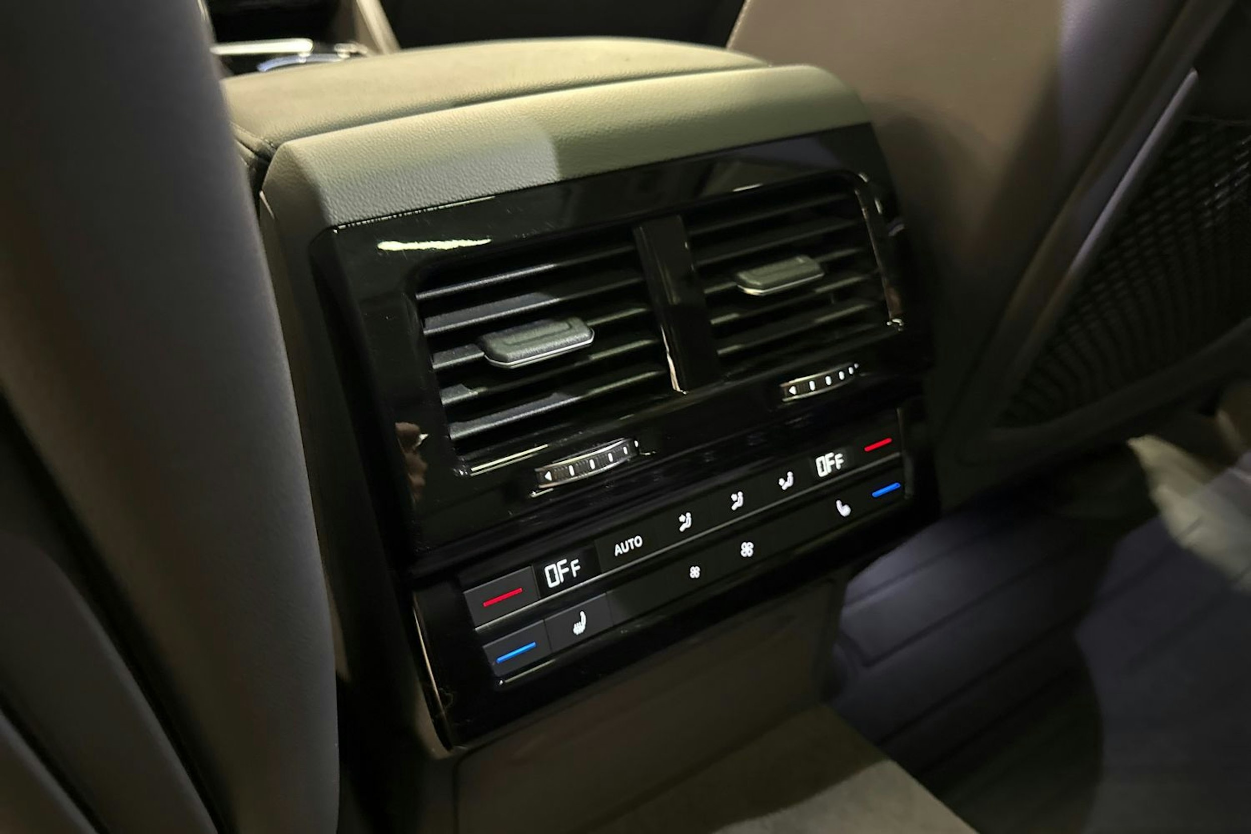 musta Volkswagen Touareg 2021 kuva 29.