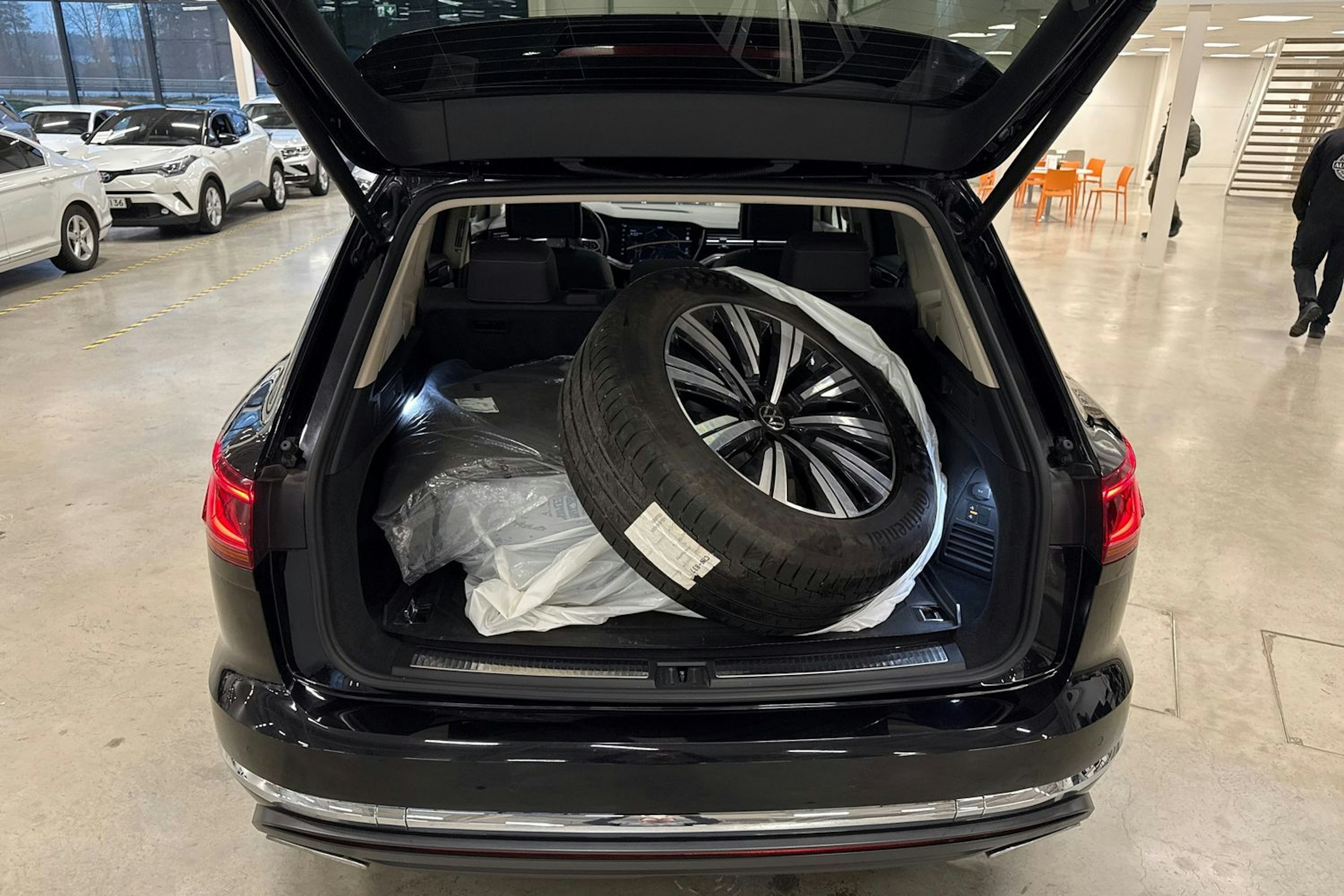 musta Volkswagen Touareg 2021 kuva 30.