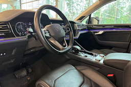 musta Volkswagen Touareg 2021 kuva 5.