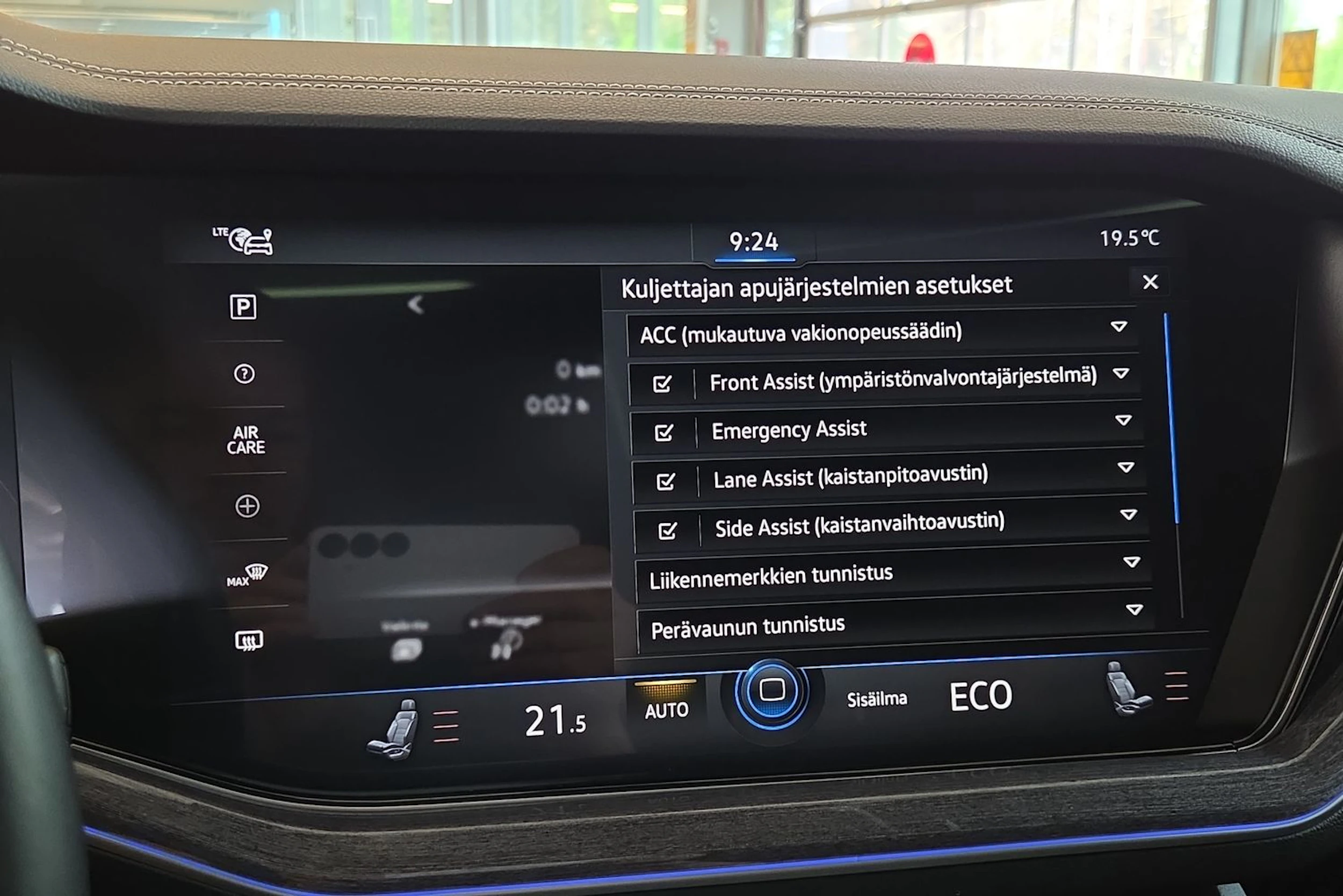 musta Volkswagen Touareg 2021 kuva 14.