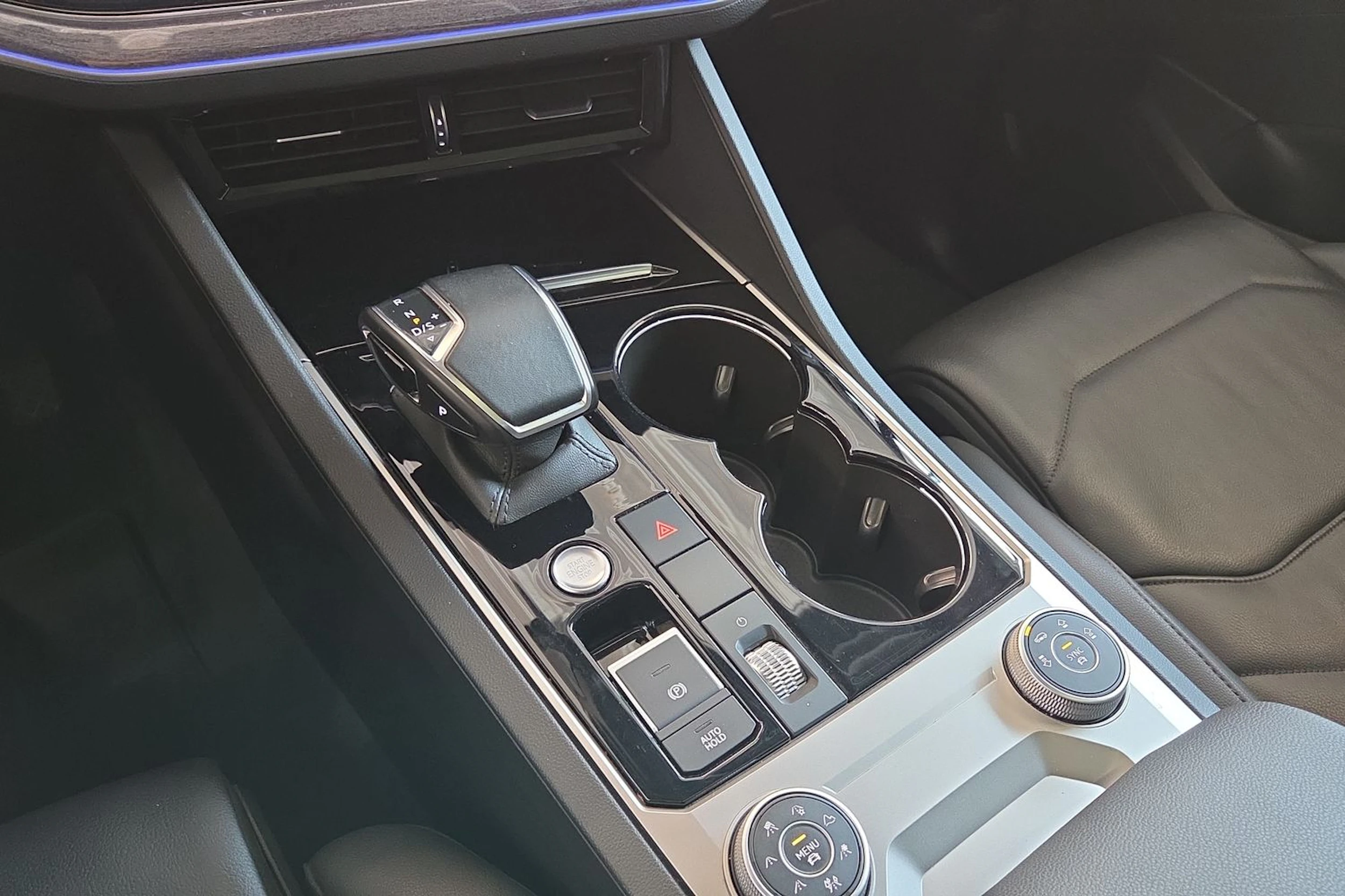 musta Volkswagen Touareg 2021 kuva 18.
