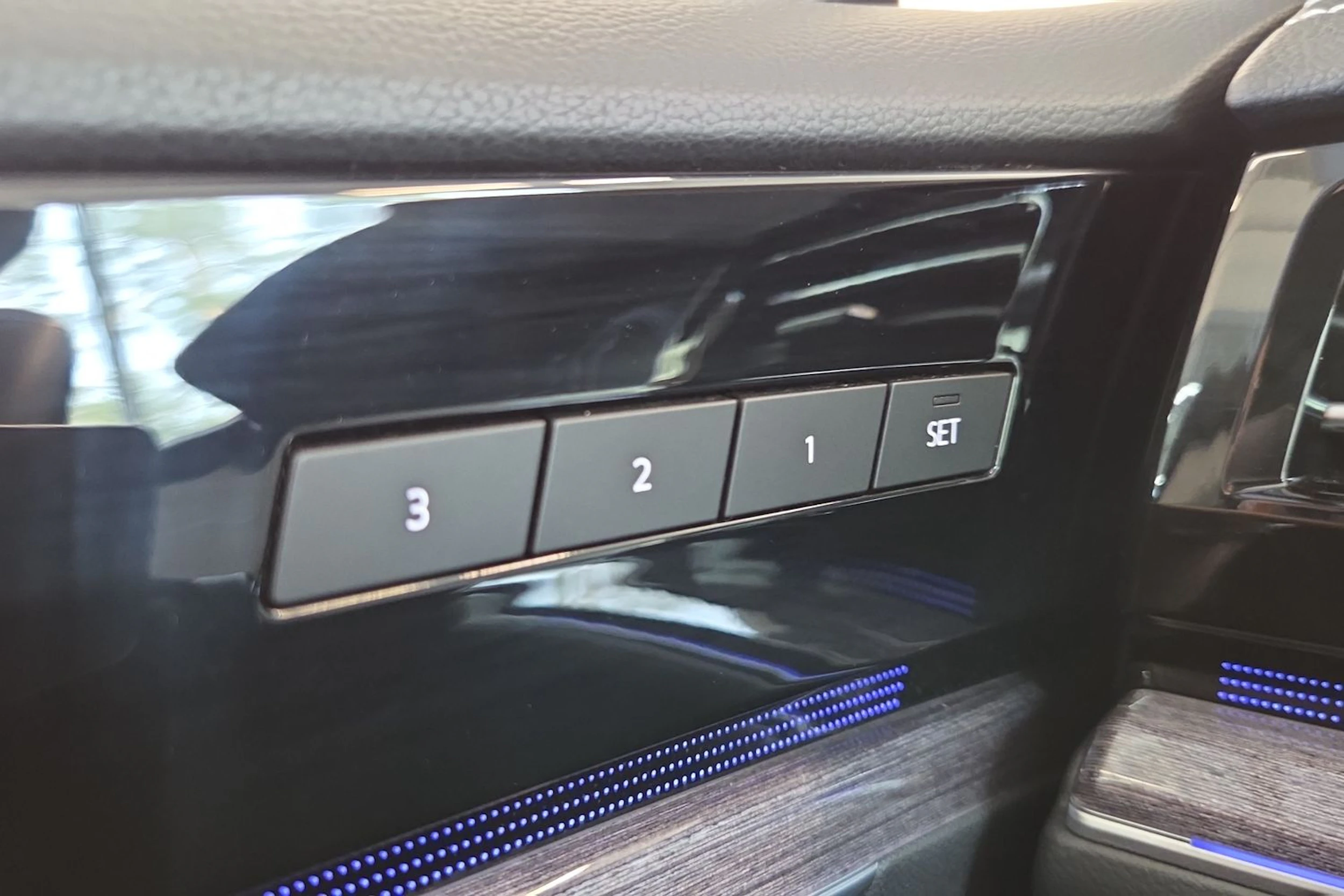 musta Volkswagen Touareg 2021 kuva 19.