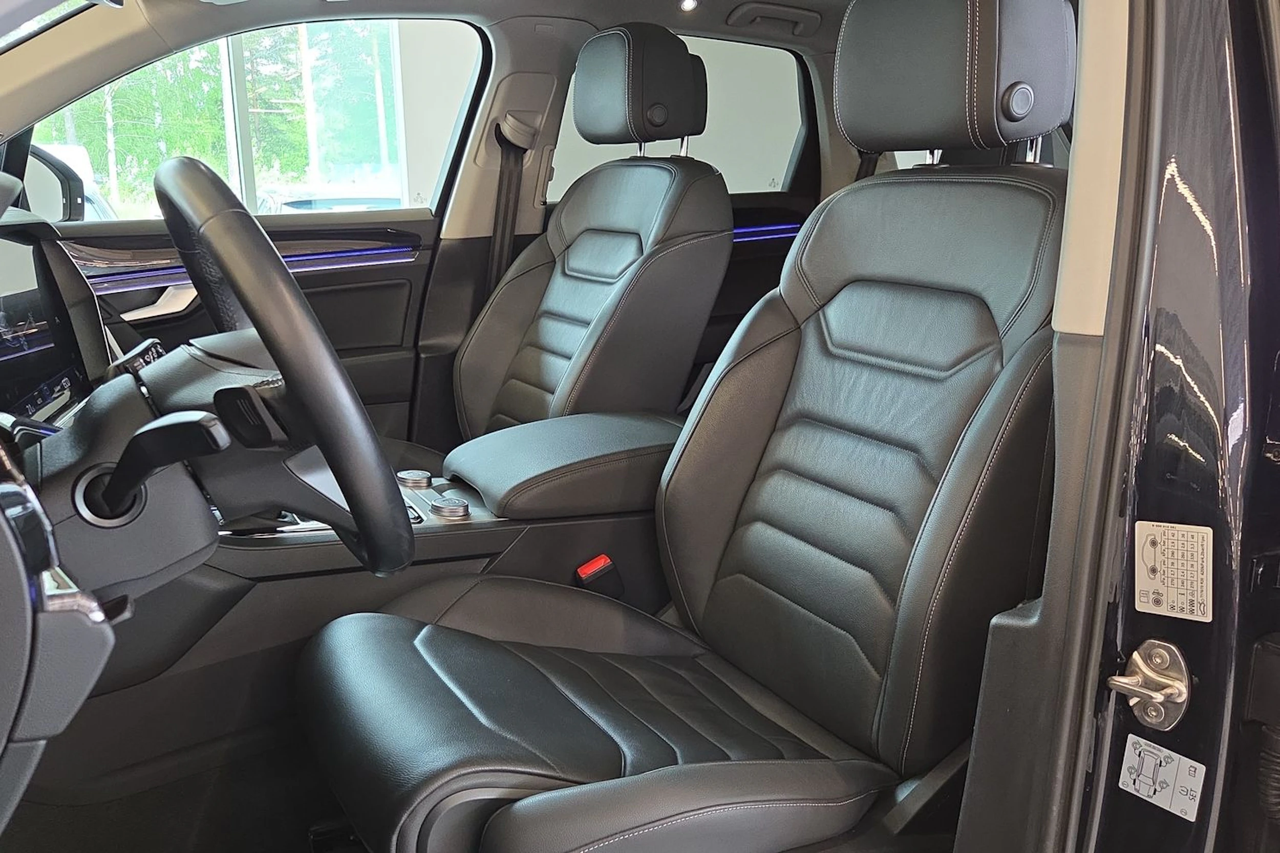 musta Volkswagen Touareg 2021 kuva 21.