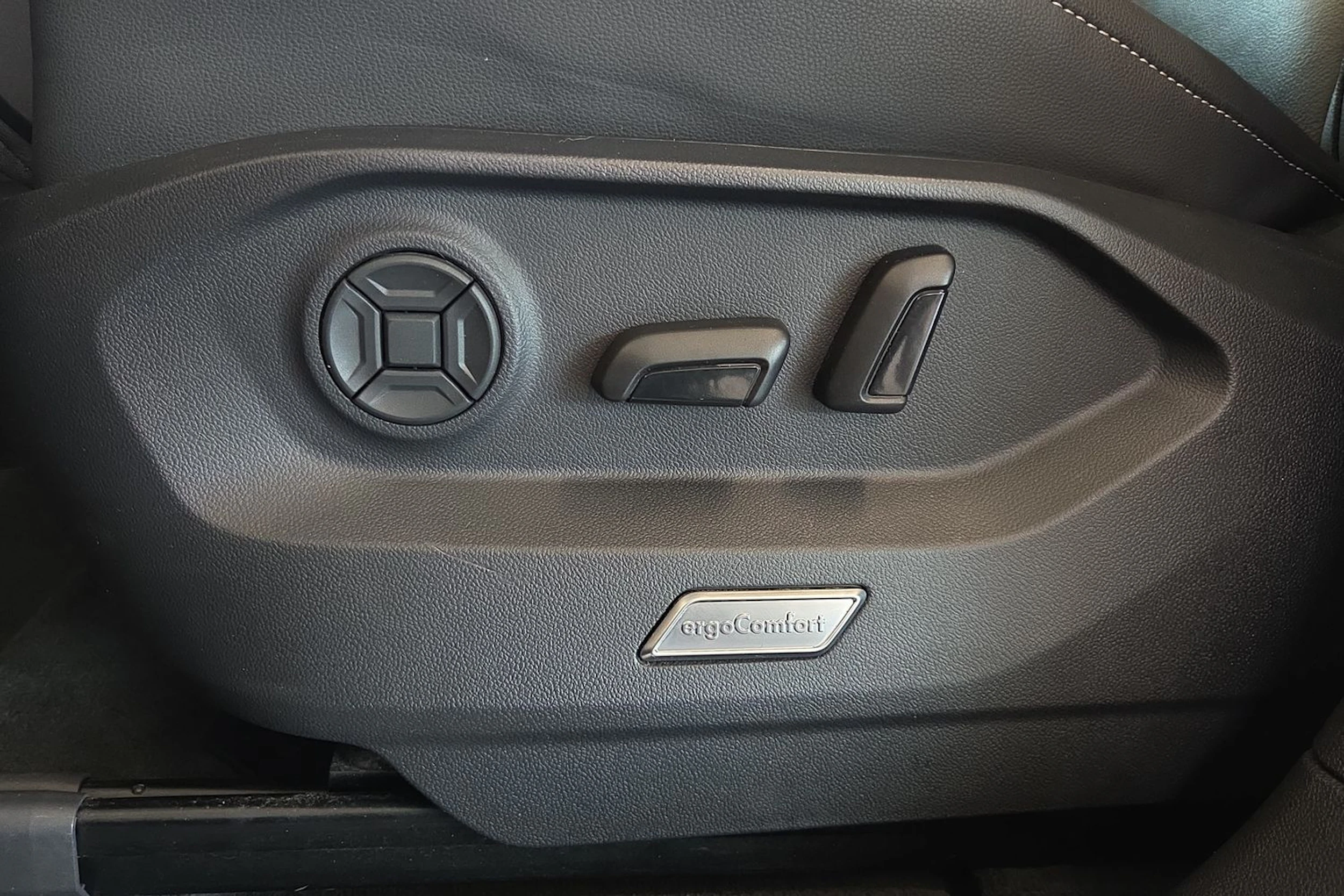musta Volkswagen Touareg 2021 kuva 22.