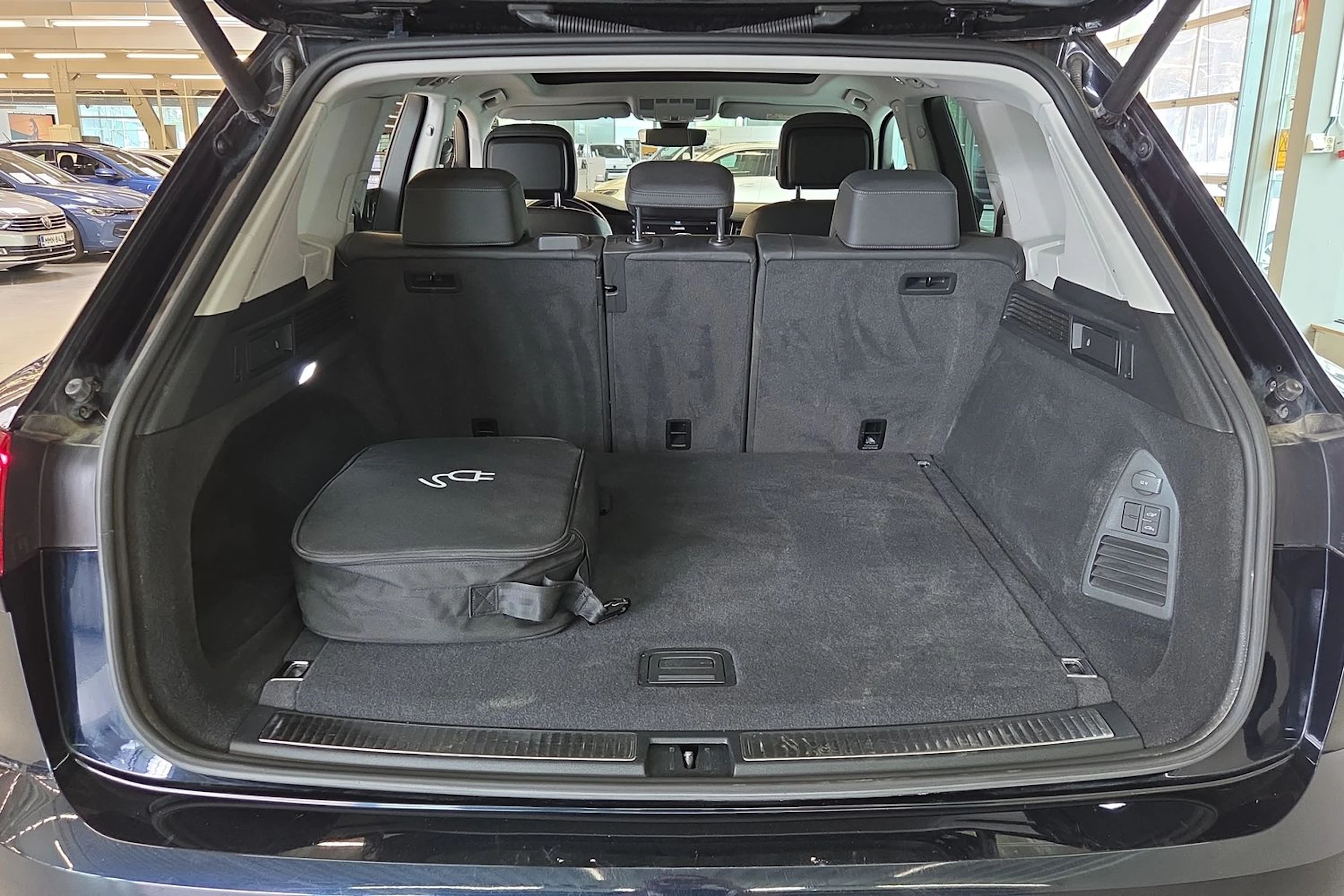 musta Volkswagen Touareg 2021 kuva 24.