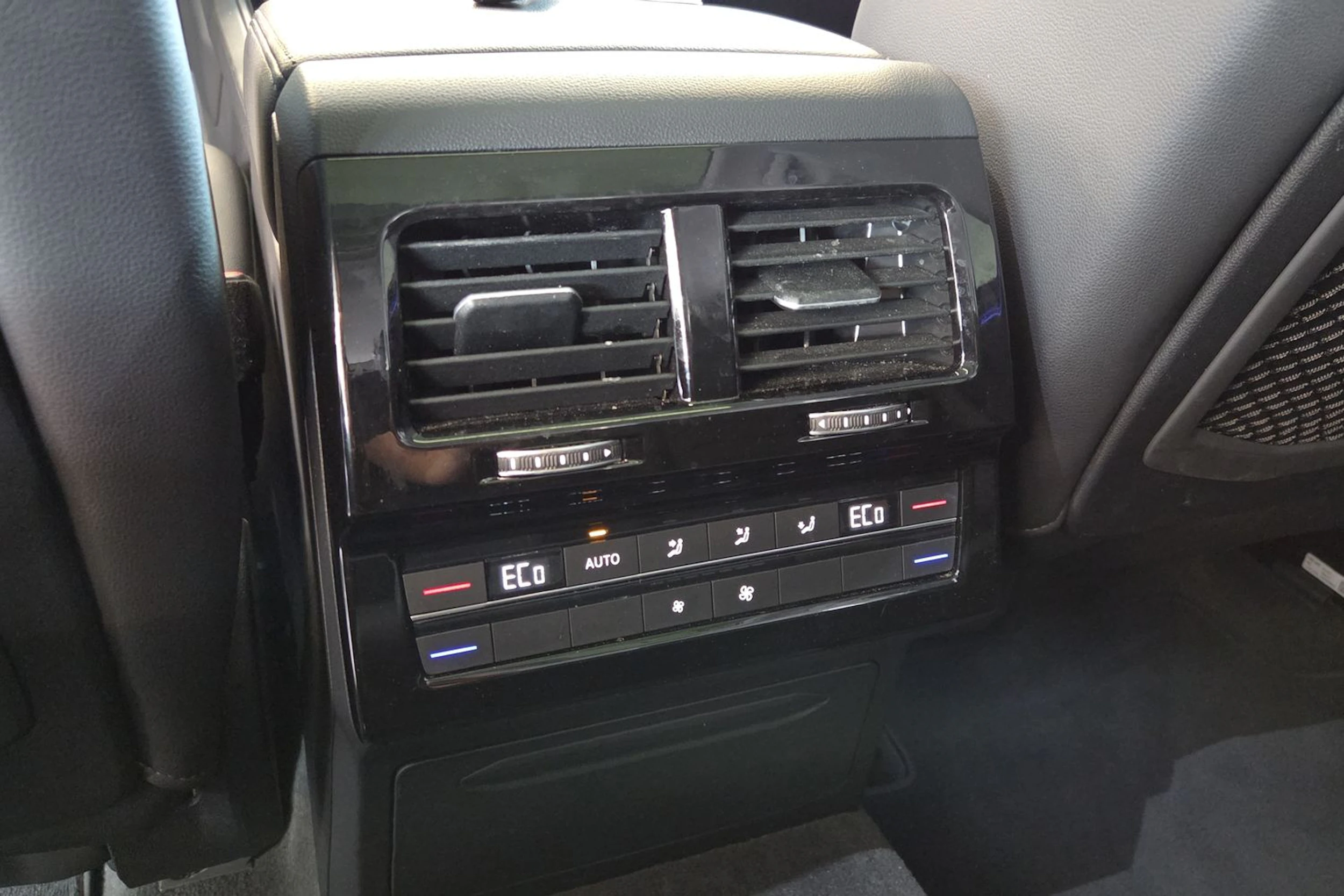 musta Volkswagen Touareg 2021 kuva 29.