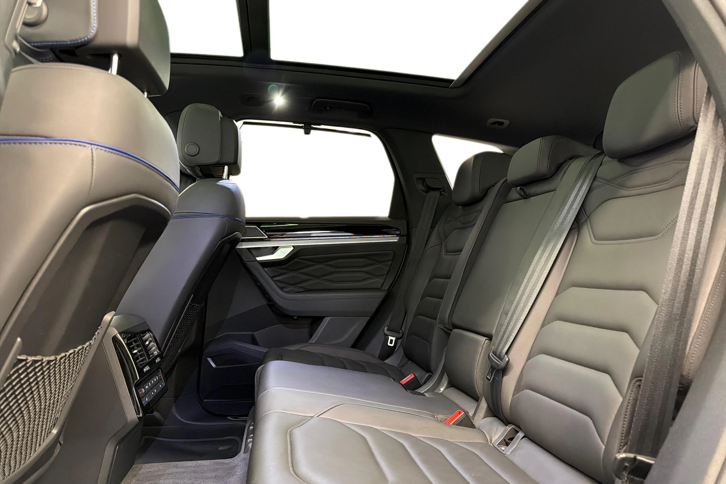 valkoinen Volkswagen Touareg 2021 kuva 8.