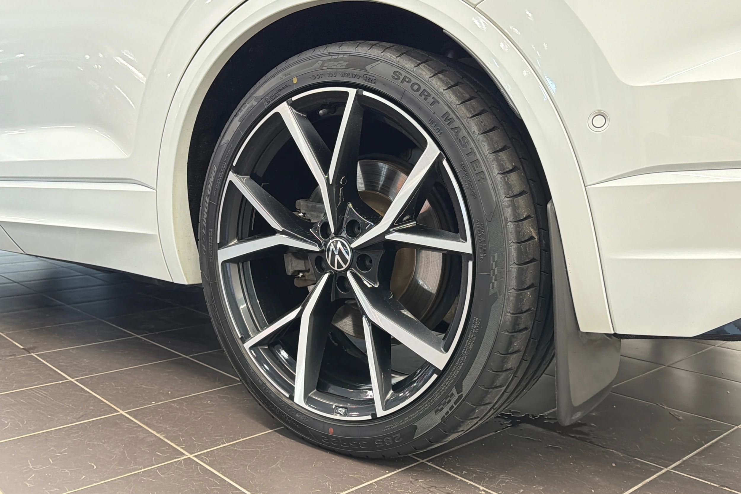 valkoinen Volkswagen Touareg 2021 kuva 10.