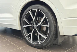 valkoinen Volkswagen Touareg 2021 kuva 10.