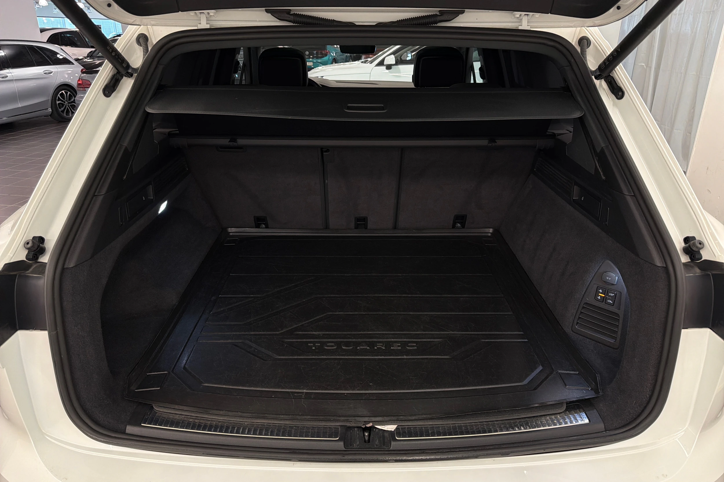 valkoinen Volkswagen Touareg 2021 kuva 11.
